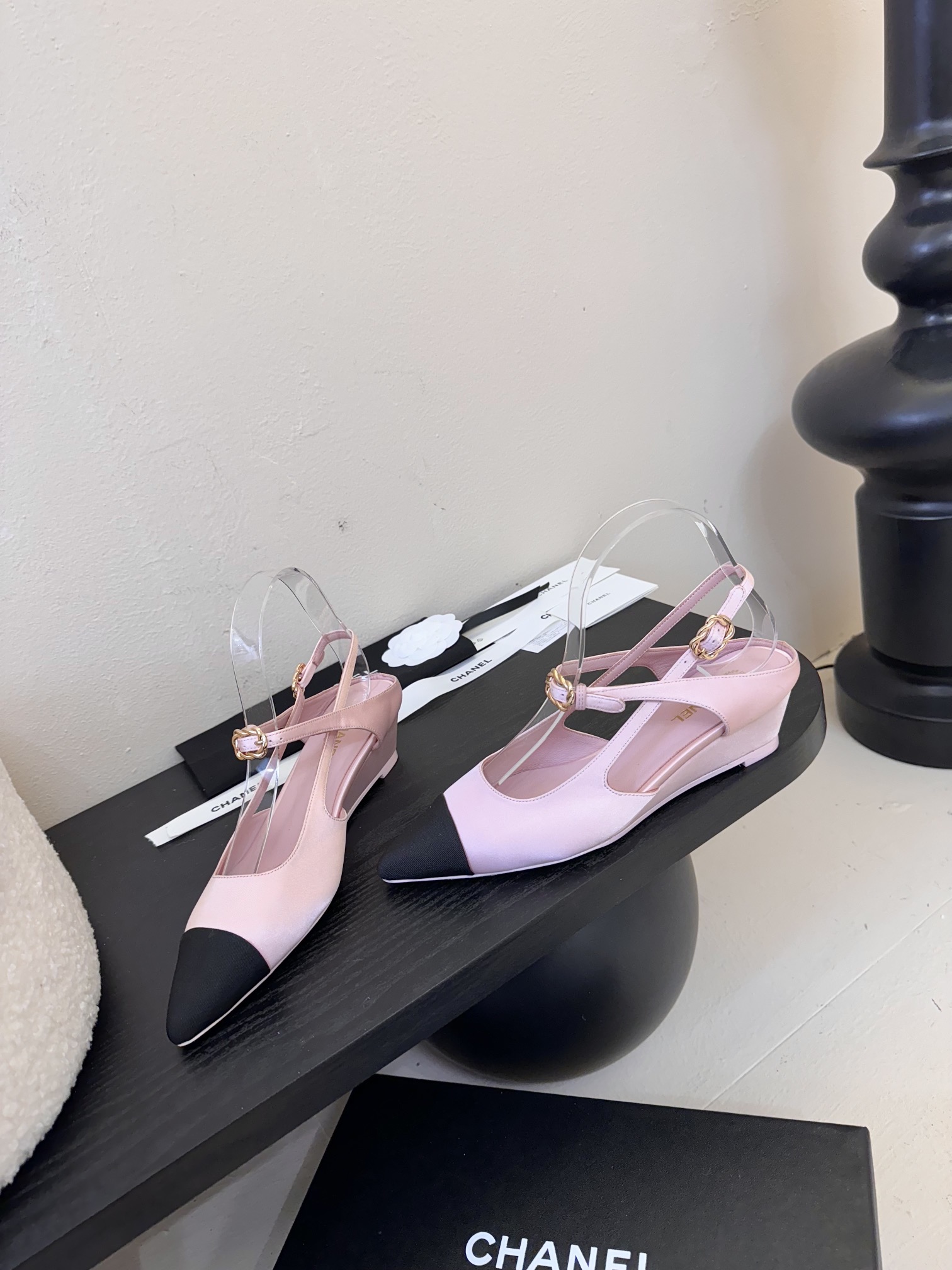 
²⁰²5 𝐬𝐬 🤍🤎
 𝐂𝐡*𝐧𝐞𝐥小香早春新款🆕  专柜同步仙女珍珠扣logo小跟凉鞋，上脚依然让我