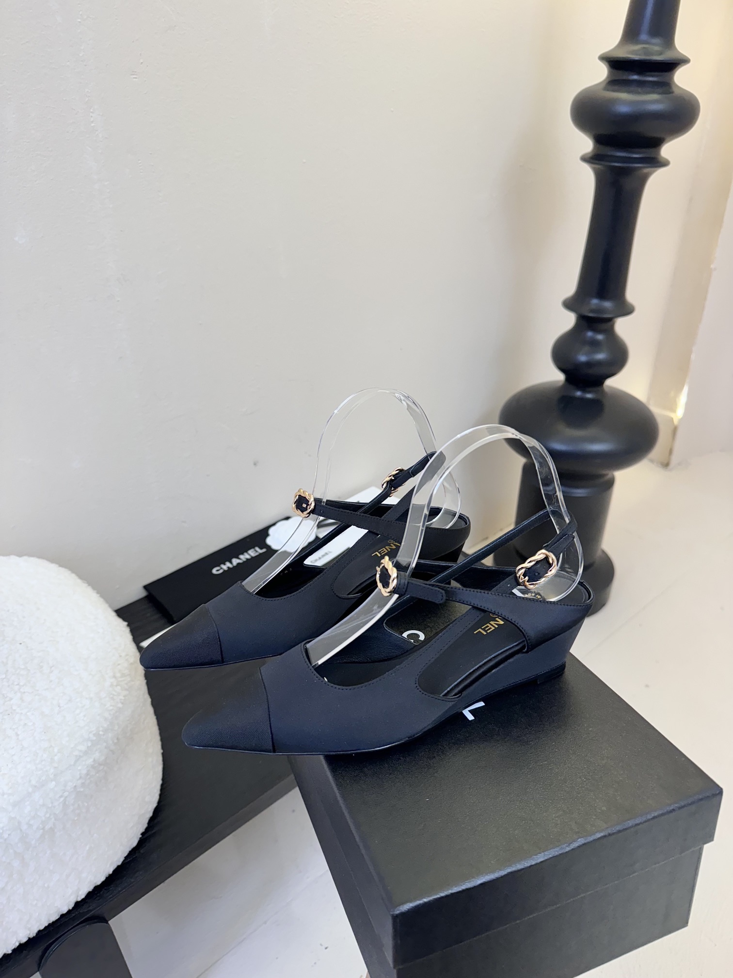 
²⁰²5 𝐬𝐬 🤍🤎
 𝐂𝐡*𝐧𝐞𝐥小香早春新款🆕  专柜同步仙女珍珠扣logo小跟凉鞋，上脚依然让我