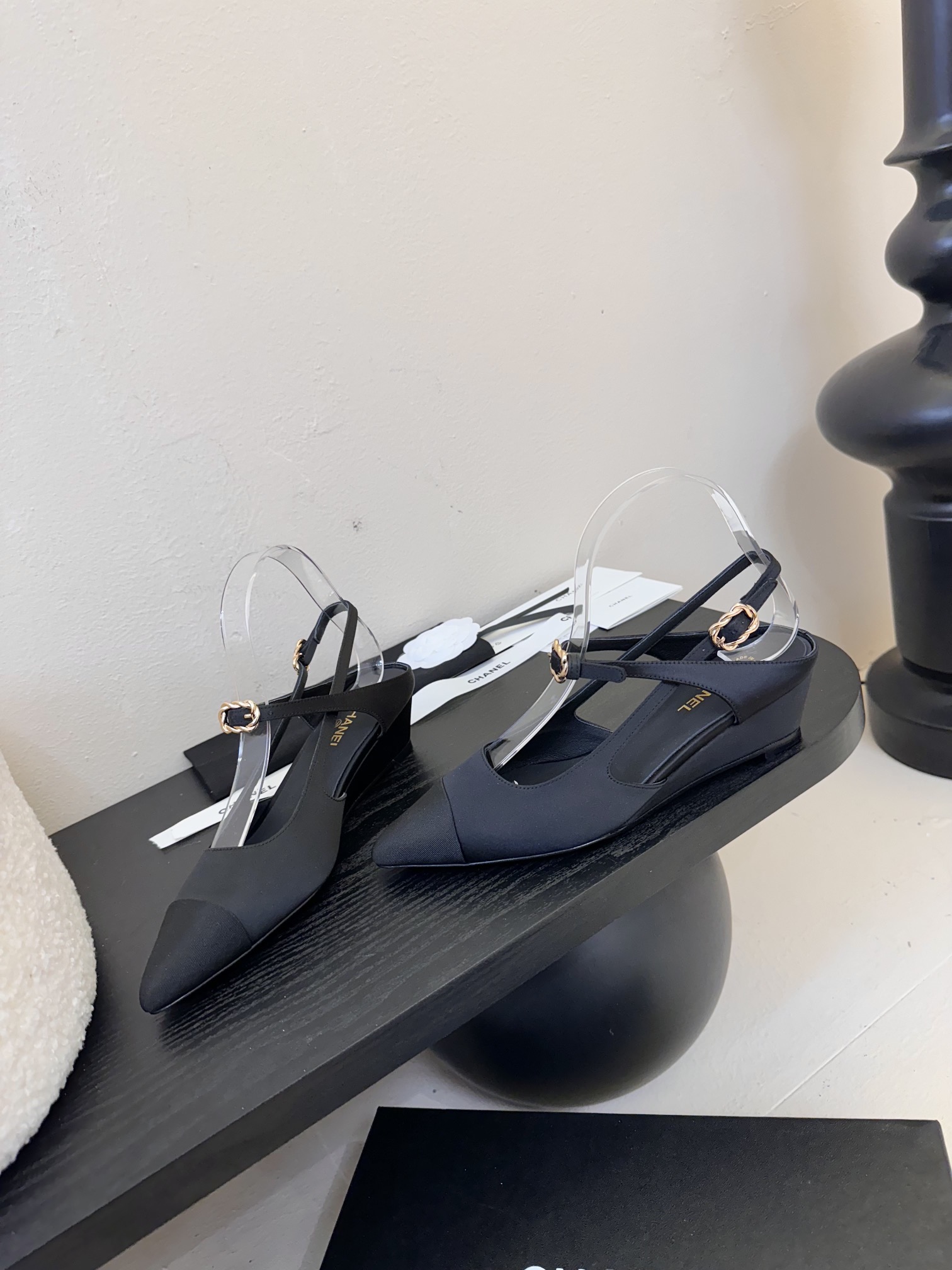 
²⁰²5 𝐬𝐬 🤍🤎
 𝐂𝐡*𝐧𝐞𝐥小香早春新款🆕  专柜同步仙女珍珠扣logo小跟凉鞋，上脚依然让我