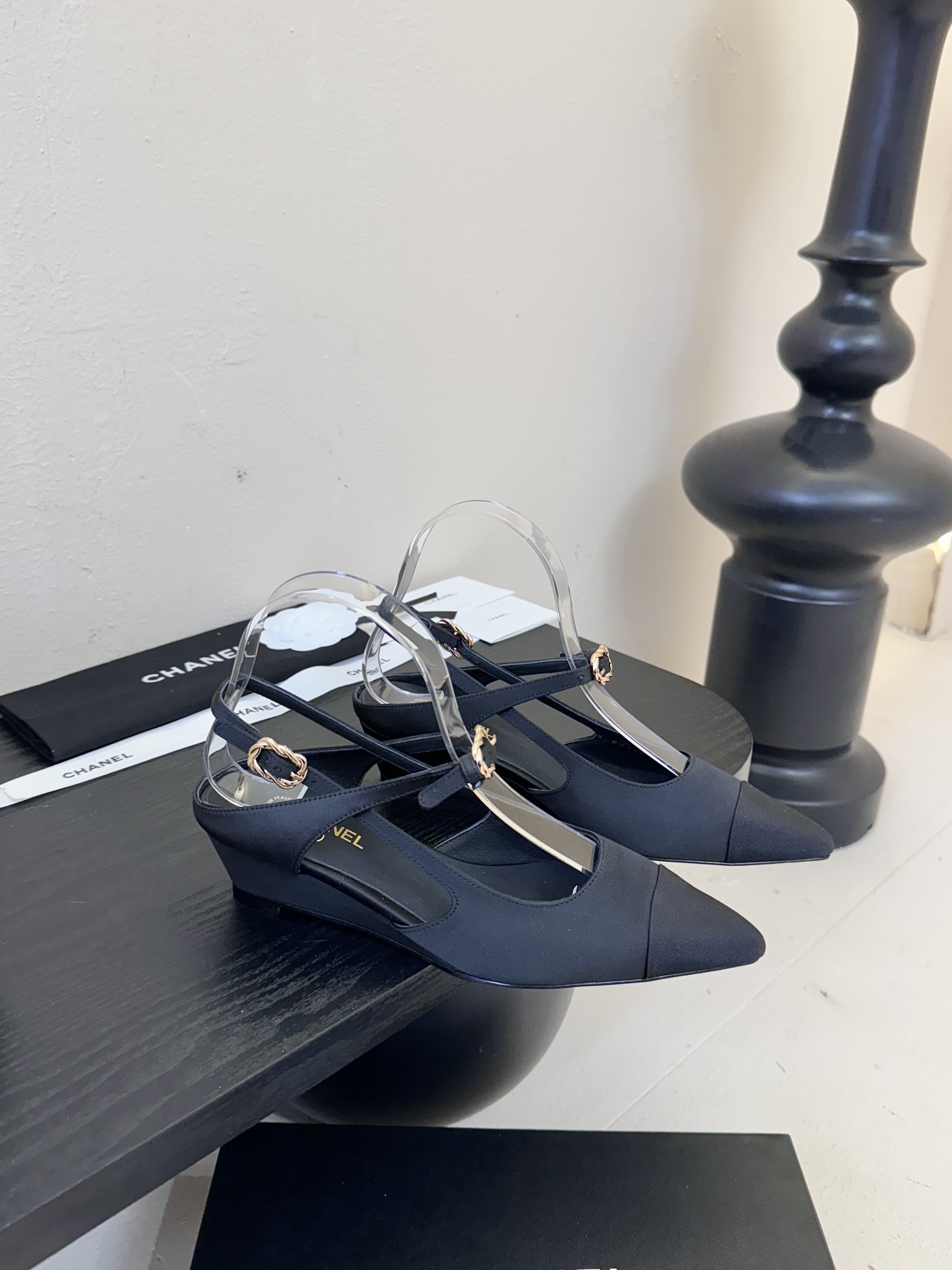 
²⁰²5 𝐬𝐬 🤍🤎
 𝐂𝐡*𝐧𝐞𝐥小香早春新款🆕  专柜同步仙女珍珠扣logo小跟凉鞋，上脚依然让我