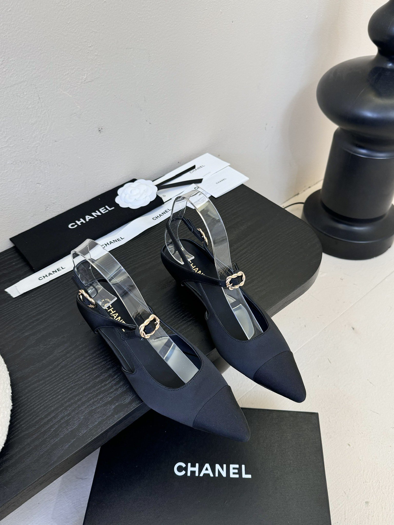 
²⁰²5 𝐬𝐬 🤍🤎
 𝐂𝐡*𝐧𝐞𝐥小香早春新款🆕  专柜同步仙女珍珠扣logo小跟凉鞋，上脚依然让我