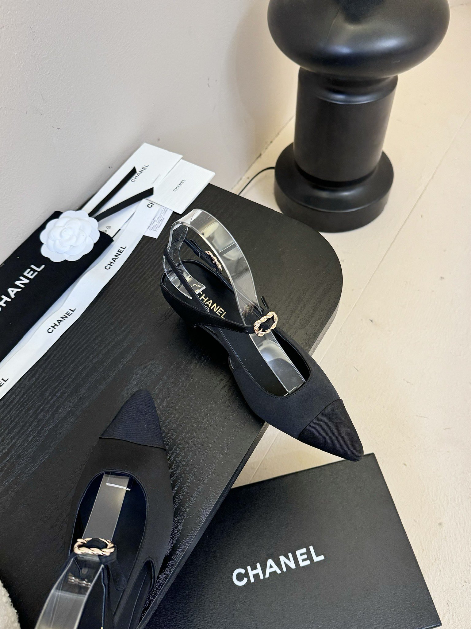 
²⁰²5 𝐬𝐬 🤍🤎
 𝐂𝐡*𝐧𝐞𝐥小香早春新款🆕  专柜同步仙女珍珠扣logo小跟凉鞋，上脚依然让我