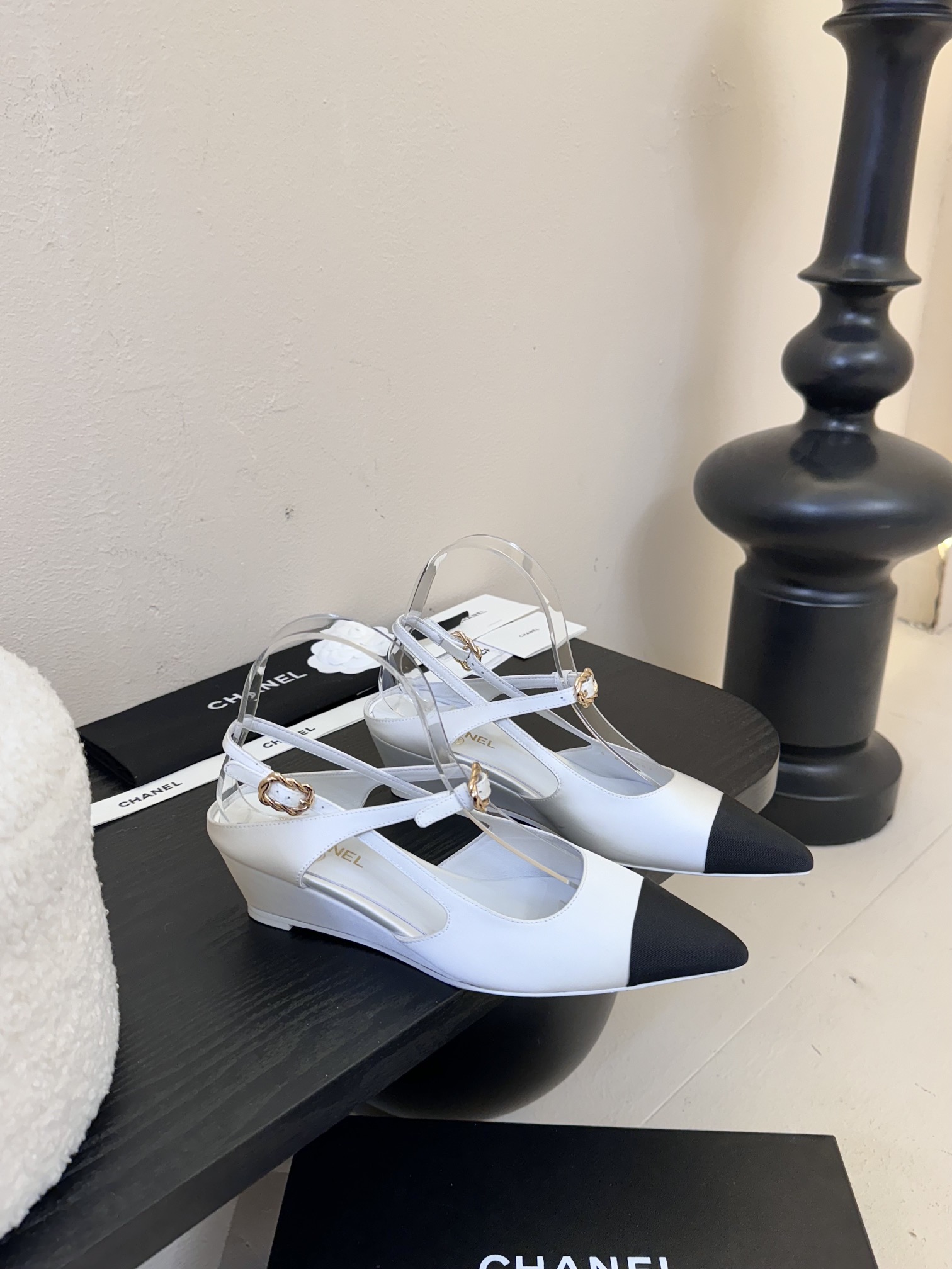 
²⁰²5 𝐬𝐬 🤍🤎
 𝐂𝐡*𝐧𝐞𝐥小香早春新款🆕  专柜同步仙女珍珠扣logo小跟凉鞋，上脚依然让我