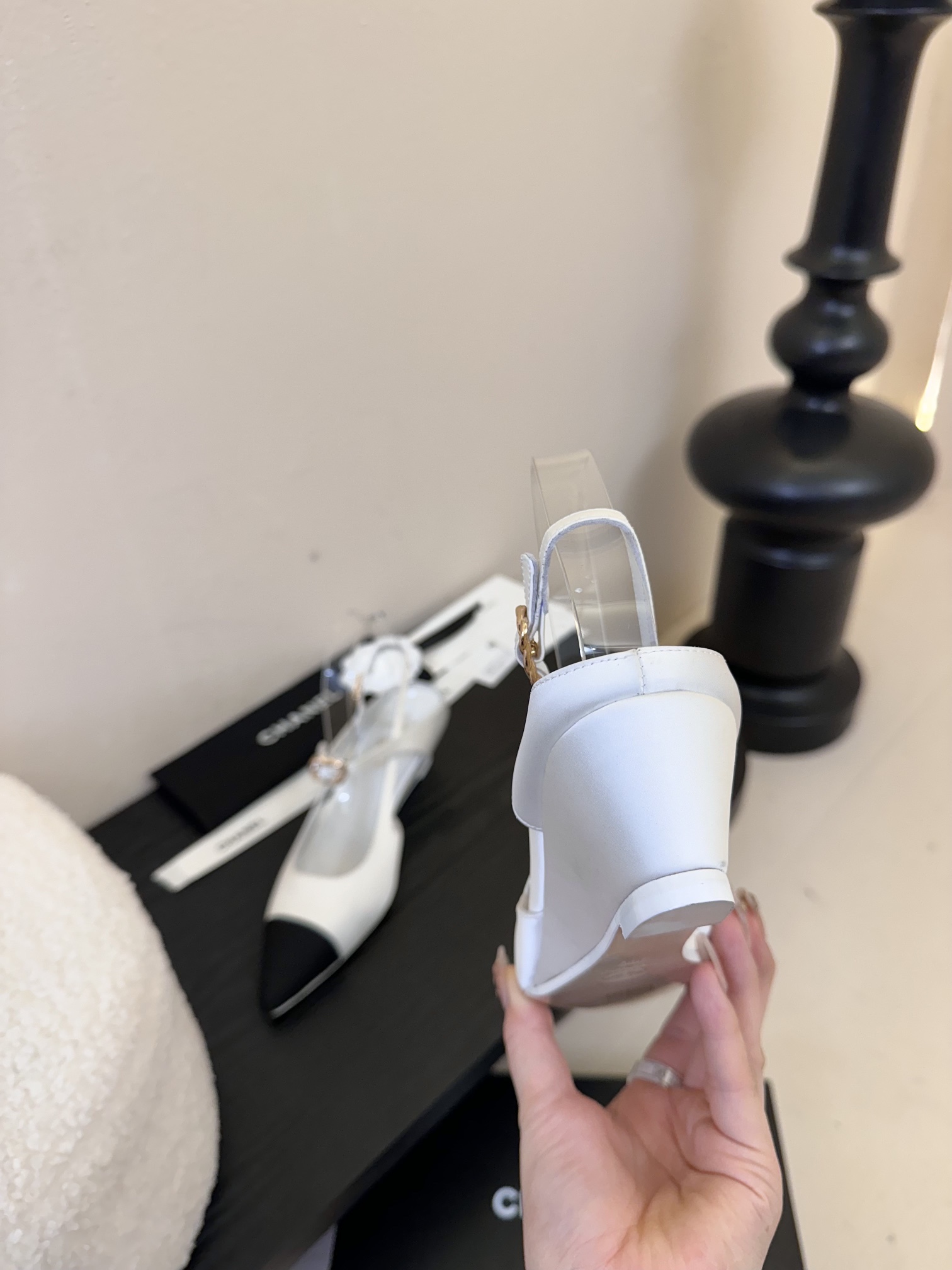 
²⁰²5 𝐬𝐬 🤍🤎
 𝐂𝐡*𝐧𝐞𝐥小香早春新款🆕  专柜同步仙女珍珠扣logo小跟凉鞋，上脚依然让我