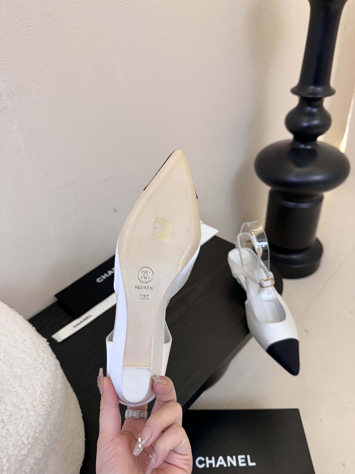 
²⁰²5 𝐬𝐬 🤍🤎
 𝐂𝐡*𝐧𝐞𝐥小香早春新款🆕  专柜同步仙女珍珠扣logo小跟凉鞋，上脚依然让我