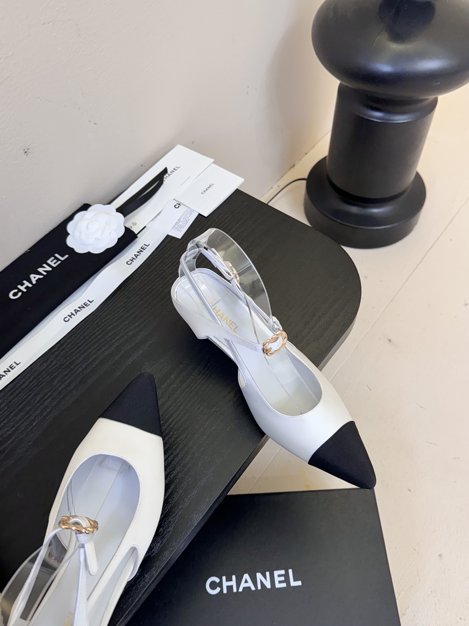 
²⁰²5 𝐬𝐬 🤍🤎
 𝐂𝐡*𝐧𝐞𝐥小香早春新款🆕  专柜同步仙女珍珠扣logo小跟凉鞋，上脚依然让我