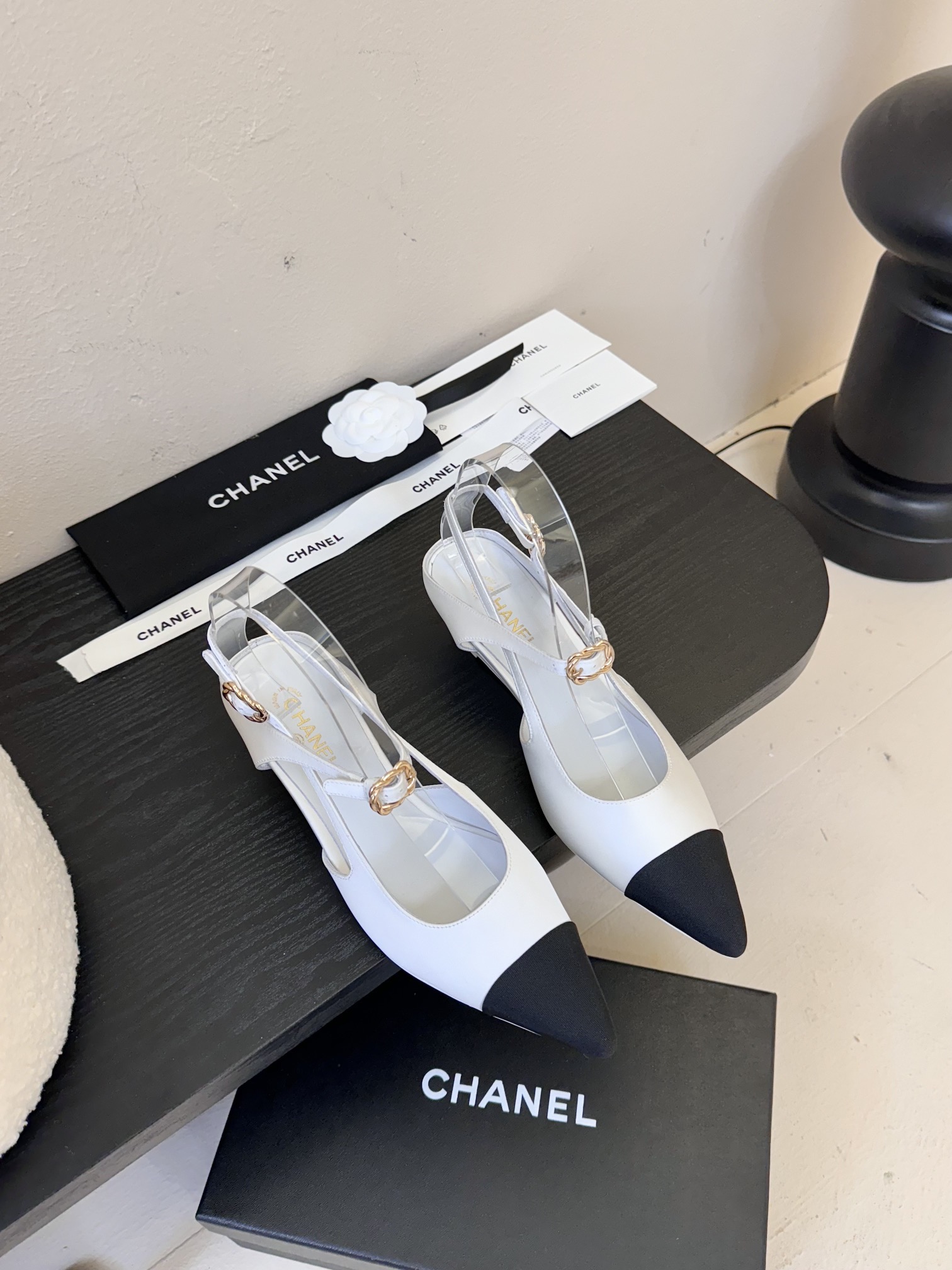 
²⁰²5 𝐬𝐬 🤍🤎
 𝐂𝐡*𝐧𝐞𝐥小香早春新款🆕  专柜同步仙女珍珠扣logo小跟凉鞋，上脚依然让我