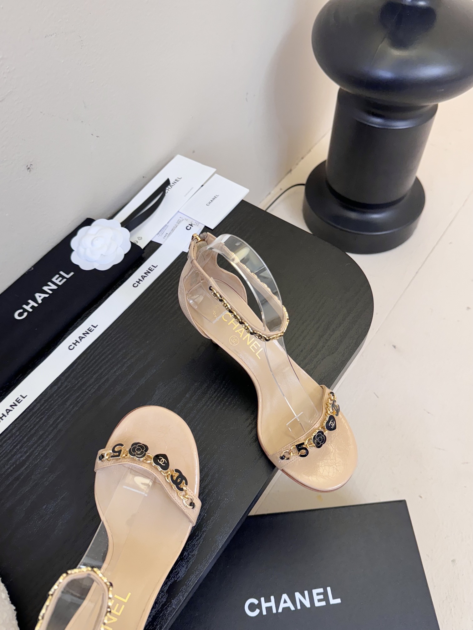 
 | ²⁰²5 𝐬𝐬 🤍🤎
 𝐂𝐡*𝐧𝐞𝐥小香早春新款🆕  专柜同步仙女珍珠扣logo小跟凉鞋，上脚依