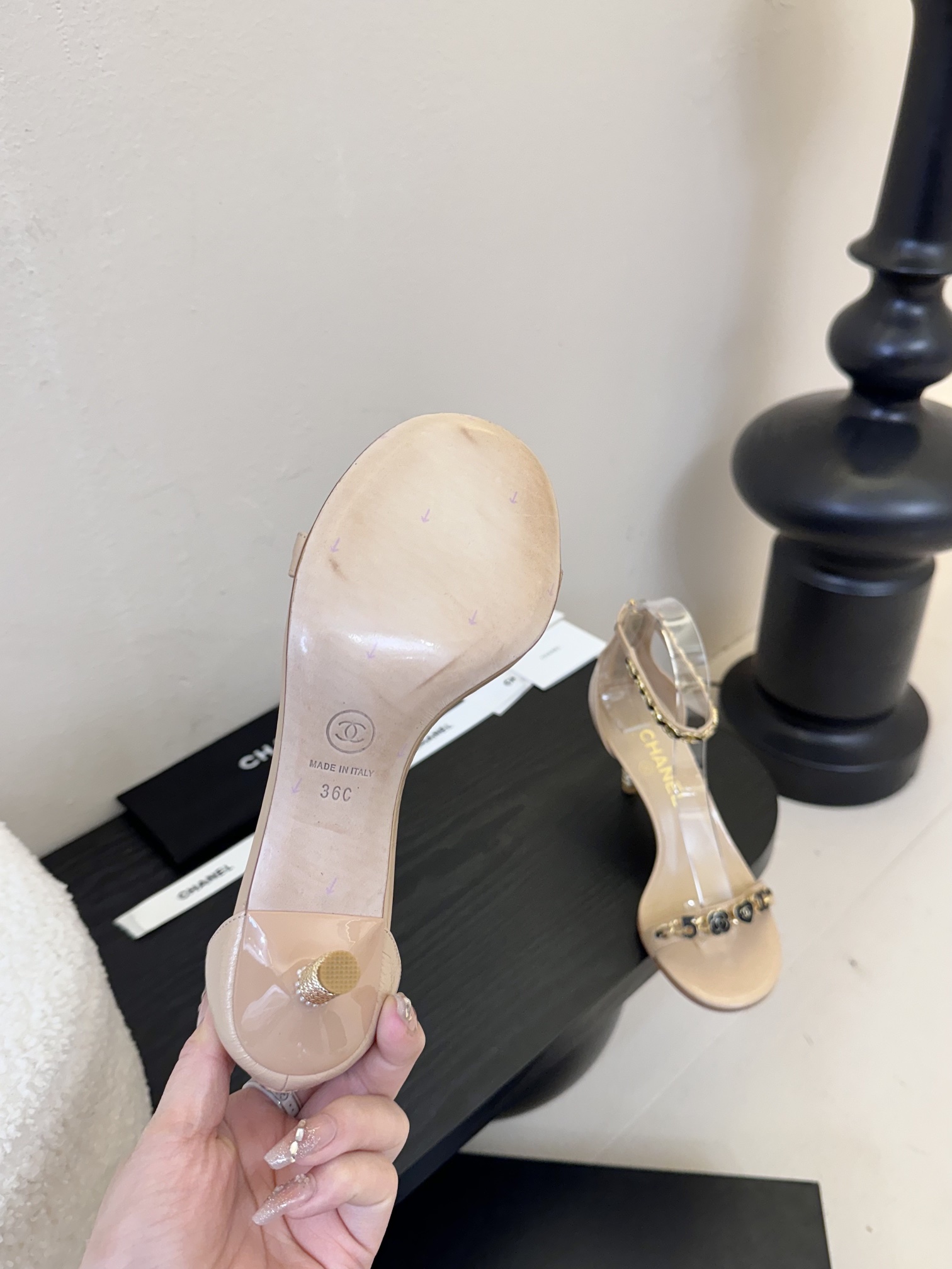 
 | ²⁰²5 𝐬𝐬 🤍🤎
 𝐂𝐡*𝐧𝐞𝐥小香早春新款🆕  专柜同步仙女珍珠扣logo小跟凉鞋，上脚依