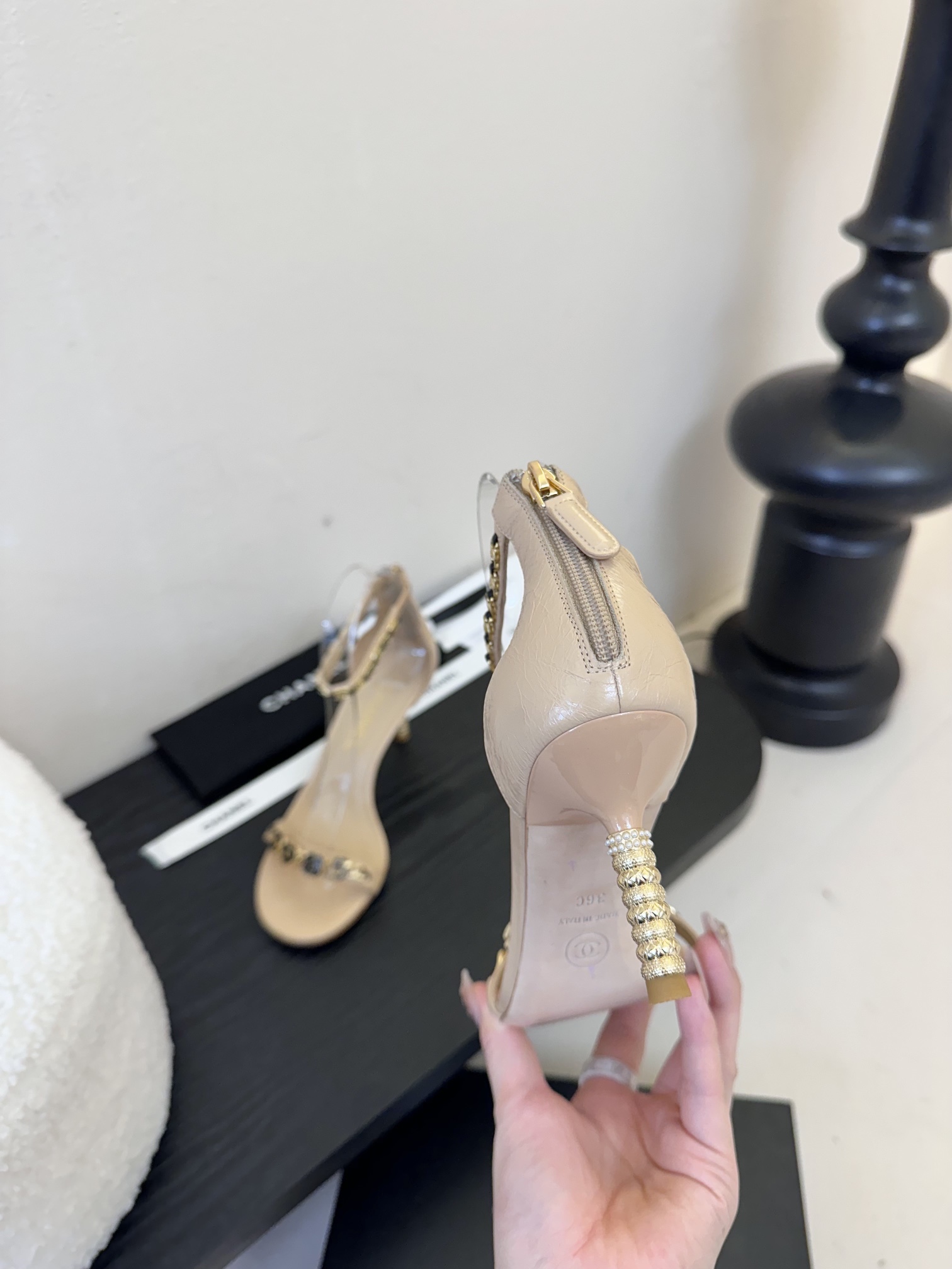
 | ²⁰²5 𝐬𝐬 🤍🤎
 𝐂𝐡*𝐧𝐞𝐥小香早春新款🆕  专柜同步仙女珍珠扣logo小跟凉鞋，上脚依