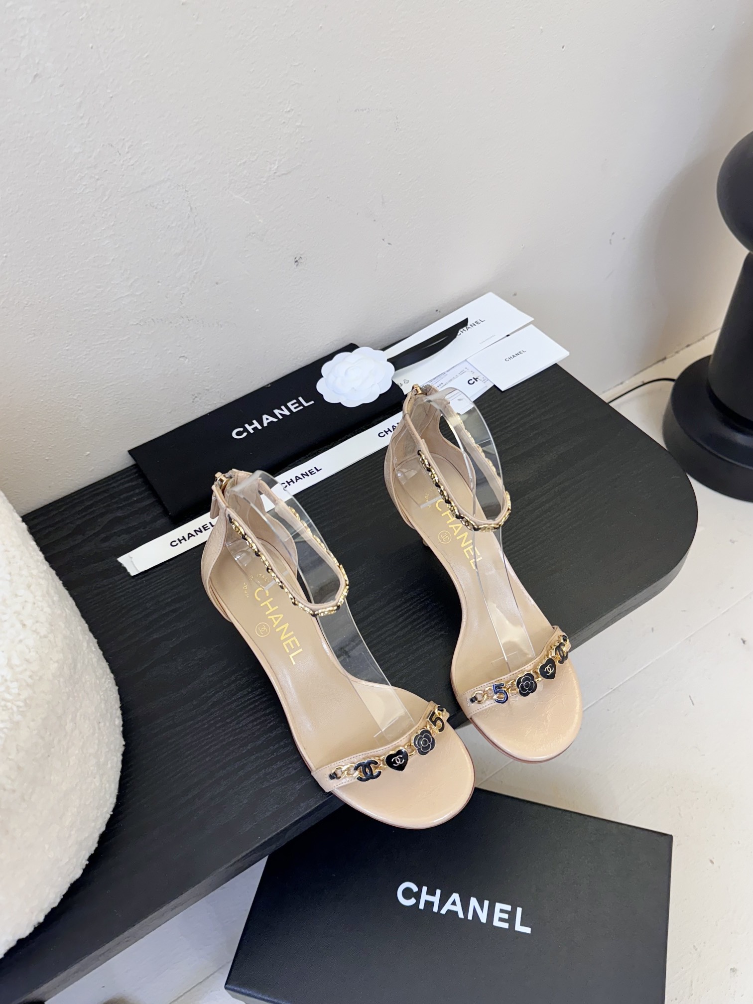 
 | ²⁰²5 𝐬𝐬 🤍🤎
 𝐂𝐡*𝐧𝐞𝐥小香早春新款🆕  专柜同步仙女珍珠扣logo小跟凉鞋，上脚依