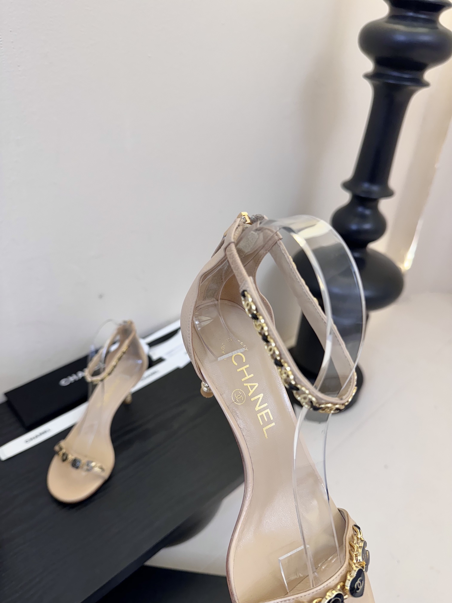 
 | ²⁰²5 𝐬𝐬 🤍🤎
 𝐂𝐡*𝐧𝐞𝐥小香早春新款🆕  专柜同步仙女珍珠扣logo小跟凉鞋，上脚依