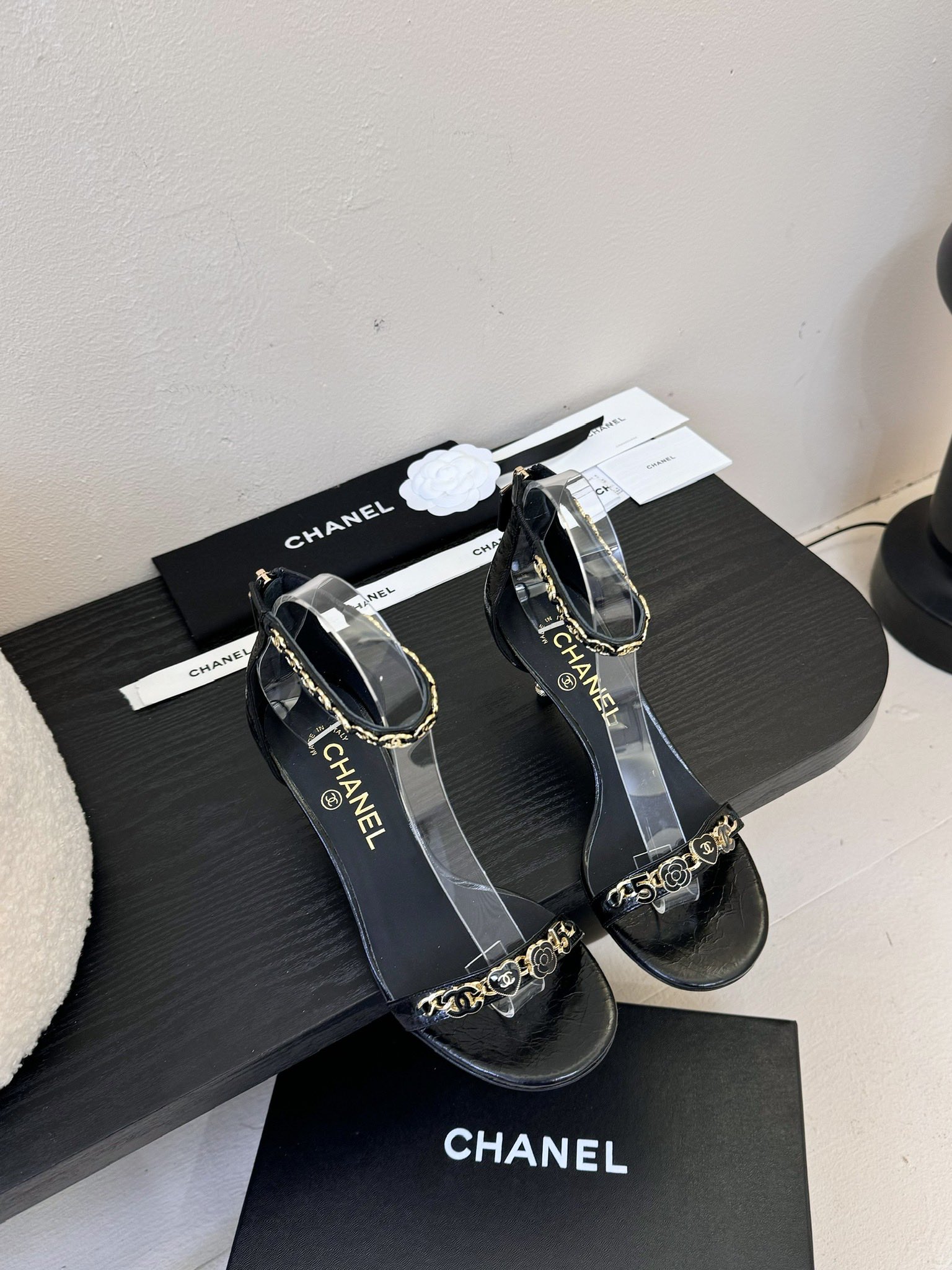 
 | ²⁰²5 𝐬𝐬 🤍🤎
 𝐂𝐡*𝐧𝐞𝐥小香早春新款🆕  专柜同步仙女珍珠扣logo小跟凉鞋，上脚依