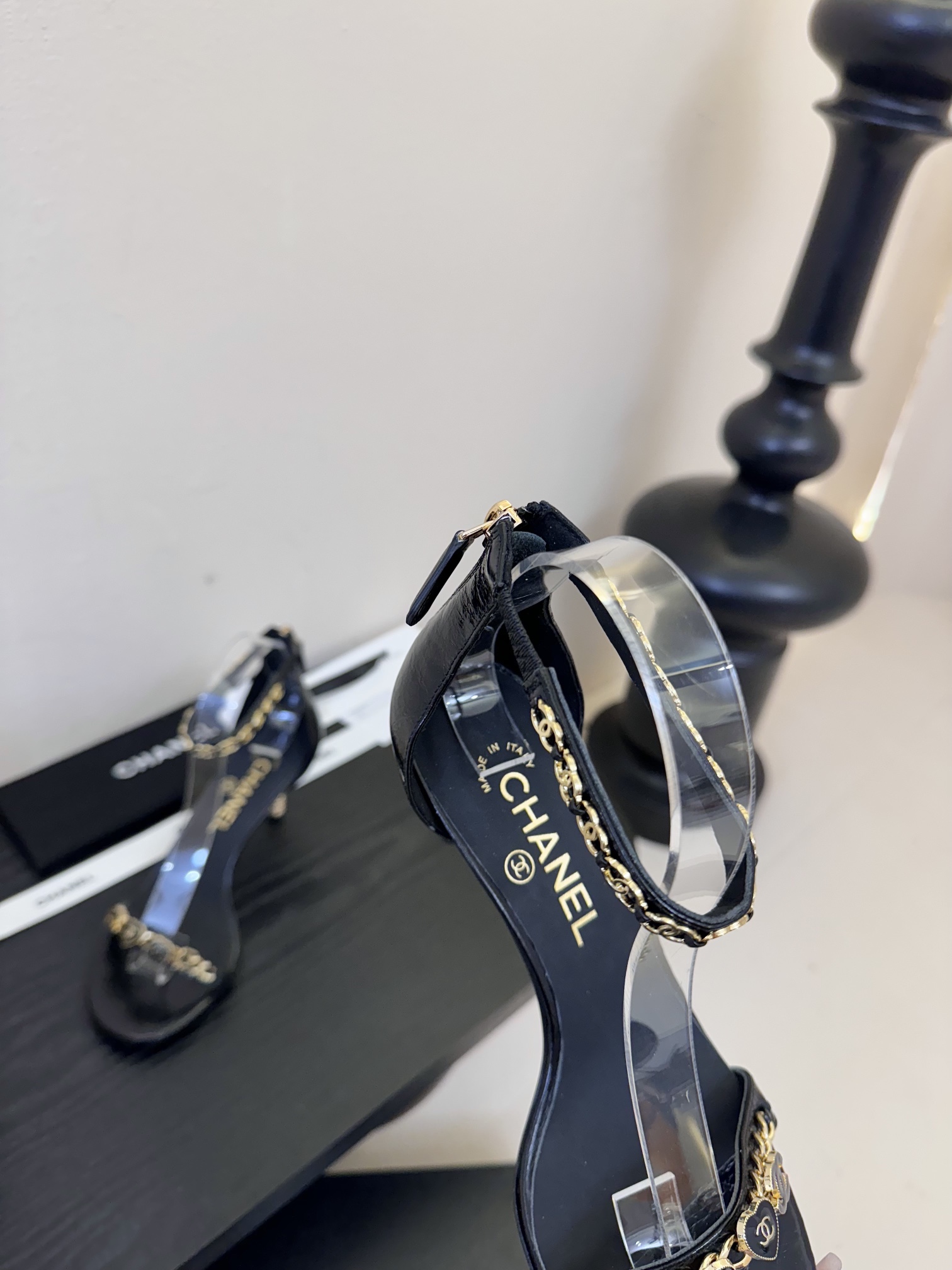 
 | ²⁰²5 𝐬𝐬 🤍🤎
 𝐂𝐡*𝐧𝐞𝐥小香早春新款🆕  专柜同步仙女珍珠扣logo小跟凉鞋，上脚依