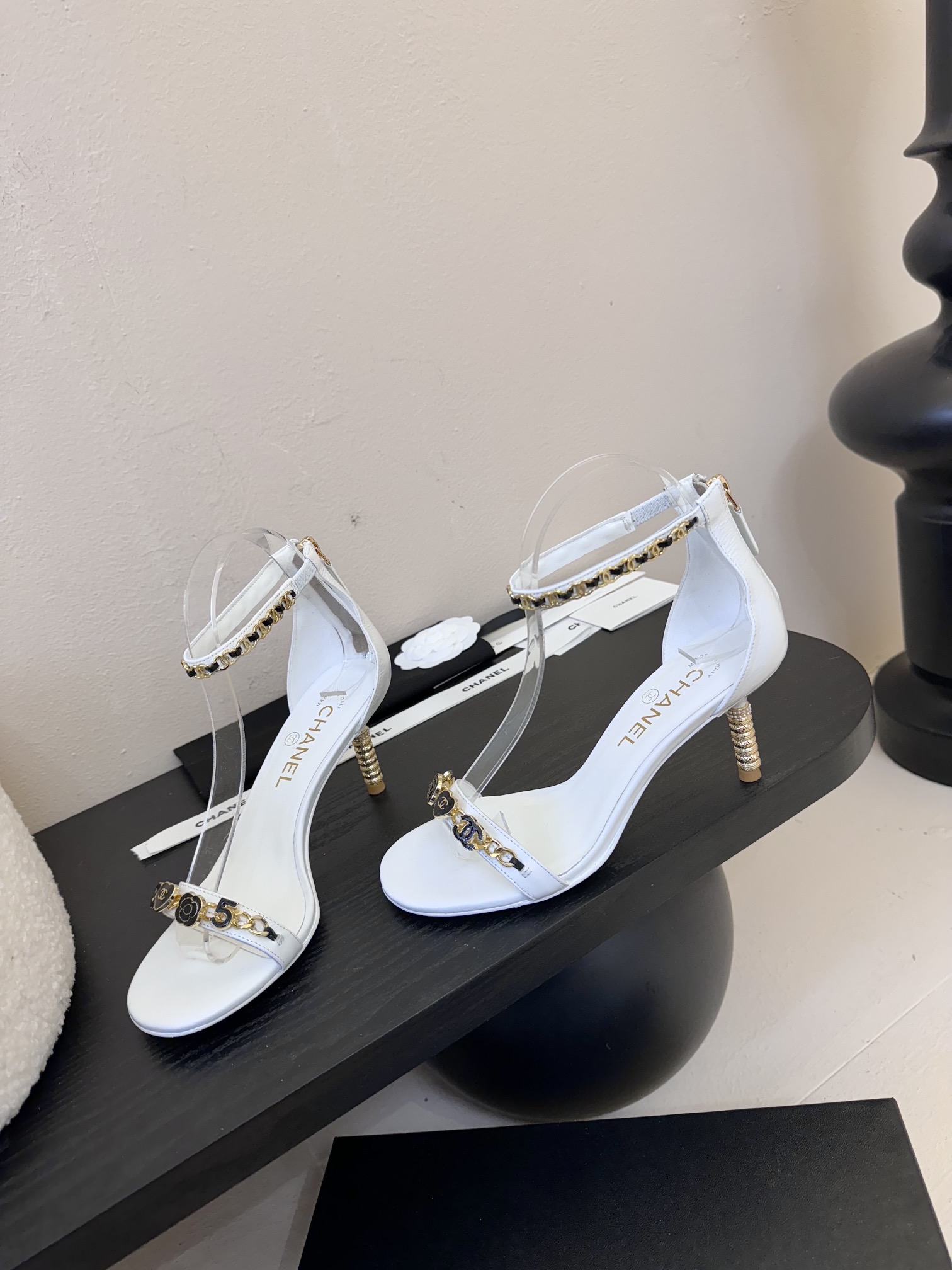 
 | ²⁰²5 𝐬𝐬 🤍🤎
 𝐂𝐡*𝐧𝐞𝐥小香早春新款🆕  专柜同步仙女珍珠扣logo小跟凉鞋，上脚依