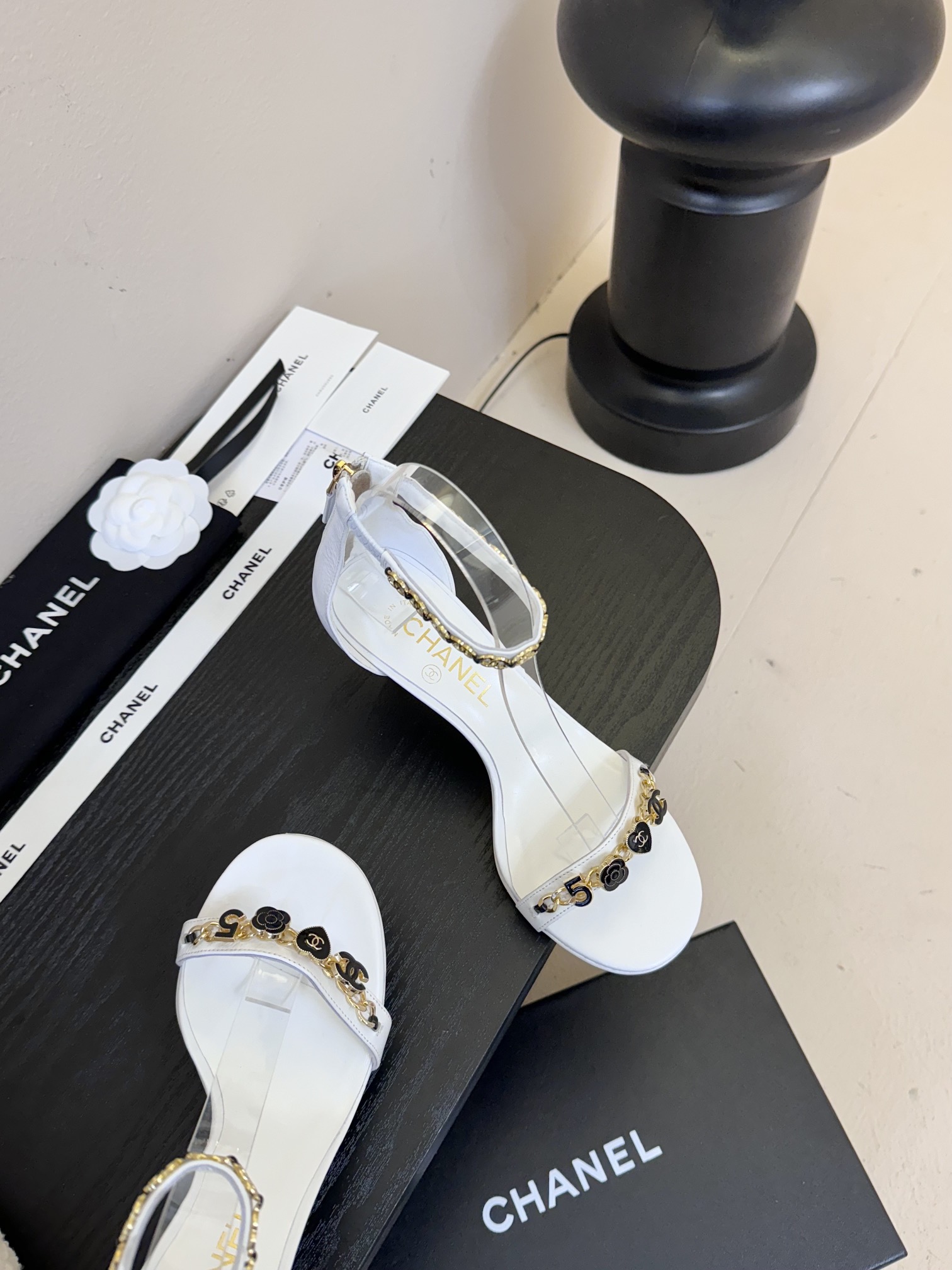 
 | ²⁰²5 𝐬𝐬 🤍🤎
 𝐂𝐡*𝐧𝐞𝐥小香早春新款🆕  专柜同步仙女珍珠扣logo小跟凉鞋，上脚依