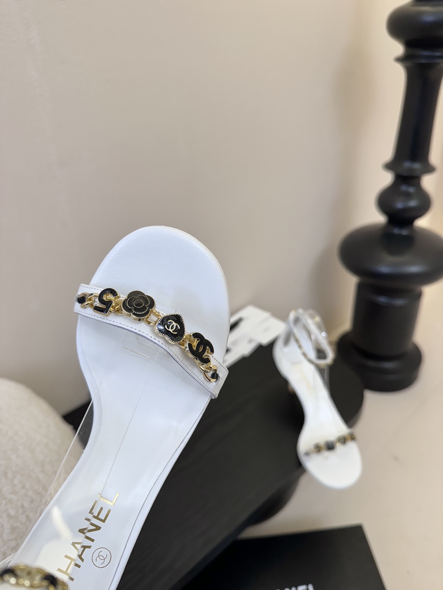 
 | ²⁰²5 𝐬𝐬 🤍🤎
 𝐂𝐡*𝐧𝐞𝐥小香早春新款🆕  专柜同步仙女珍珠扣logo小跟凉鞋，上脚依