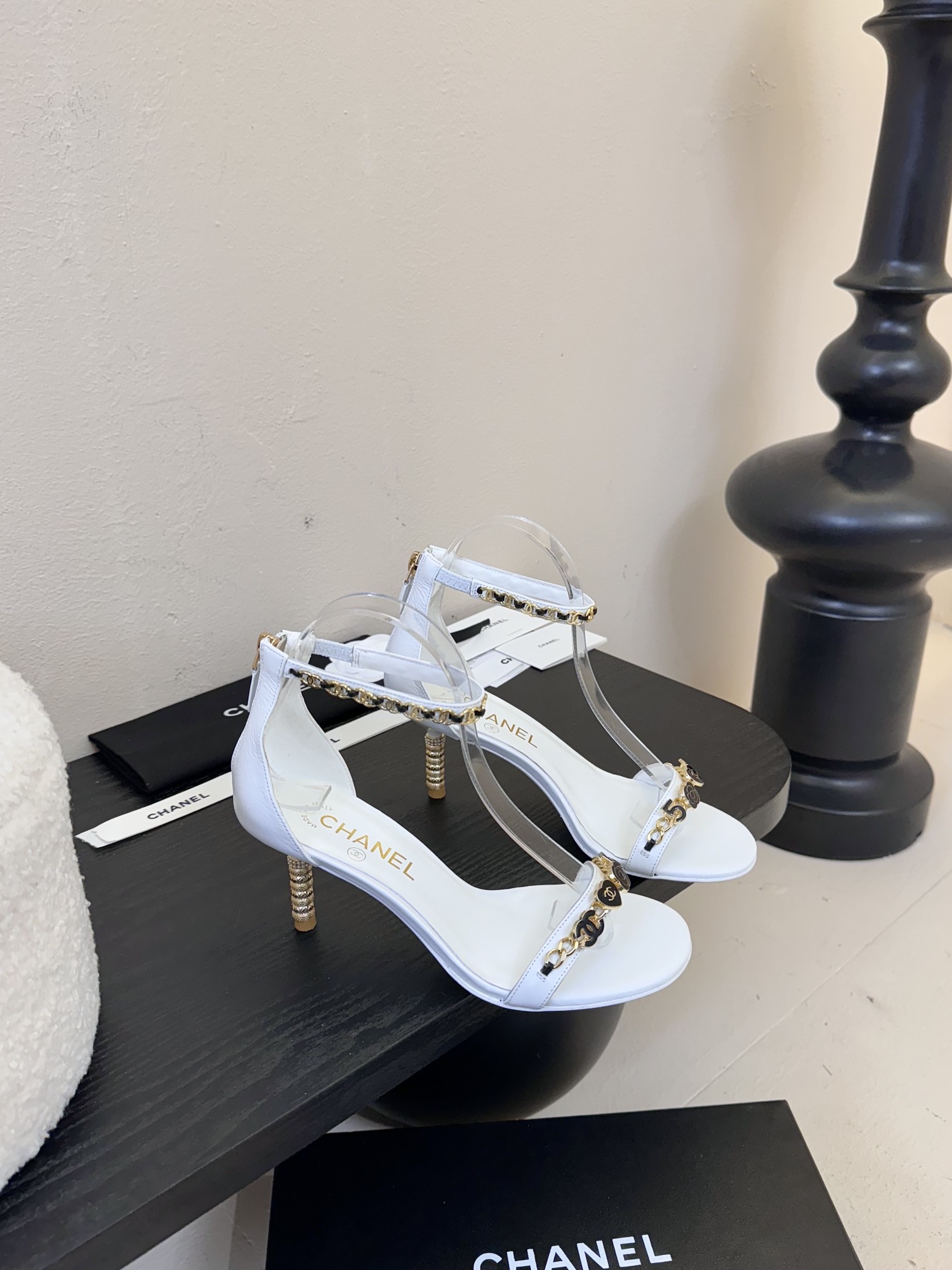 
 | ²⁰²5 𝐬𝐬 🤍🤎
 𝐂𝐡*𝐧𝐞𝐥小香早春新款🆕  专柜同步仙女珍珠扣logo小跟凉鞋，上脚依