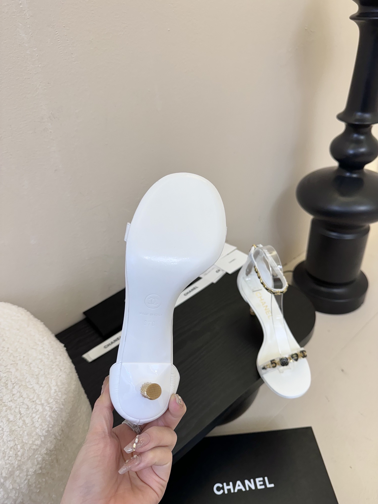 
 | ²⁰²5 𝐬𝐬 🤍🤎
 𝐂𝐡*𝐧𝐞𝐥小香早春新款🆕  专柜同步仙女珍珠扣logo小跟凉鞋，上脚依