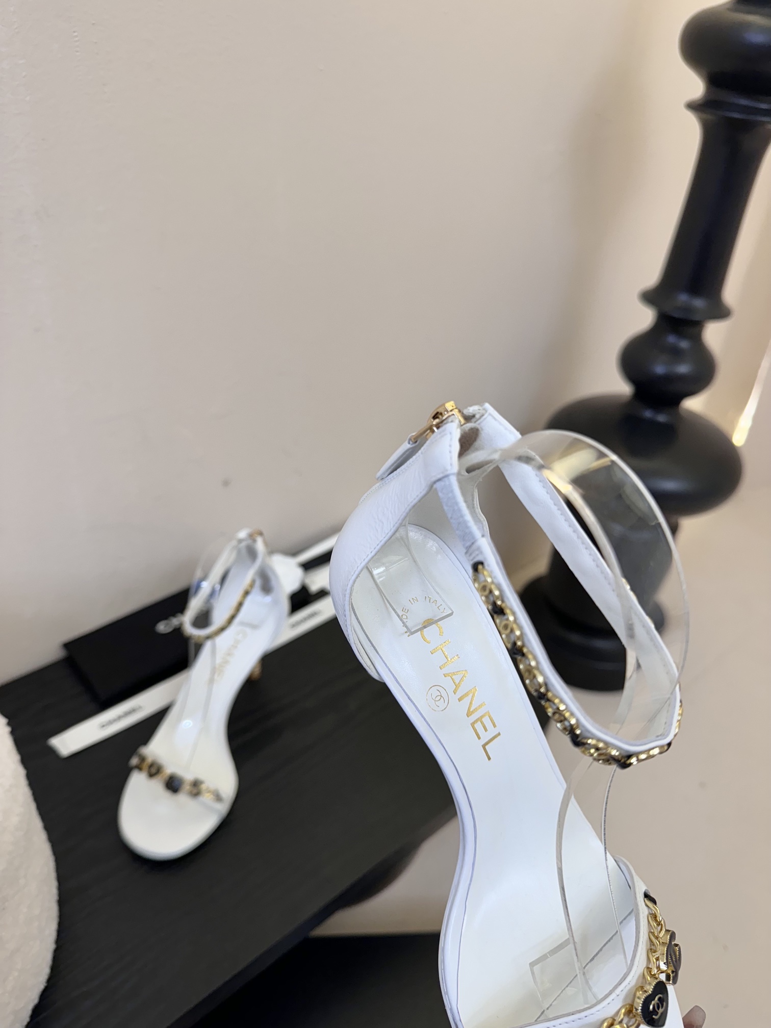 
 | ²⁰²5 𝐬𝐬 🤍🤎
 𝐂𝐡*𝐧𝐞𝐥小香早春新款🆕  专柜同步仙女珍珠扣logo小跟凉鞋，上脚依