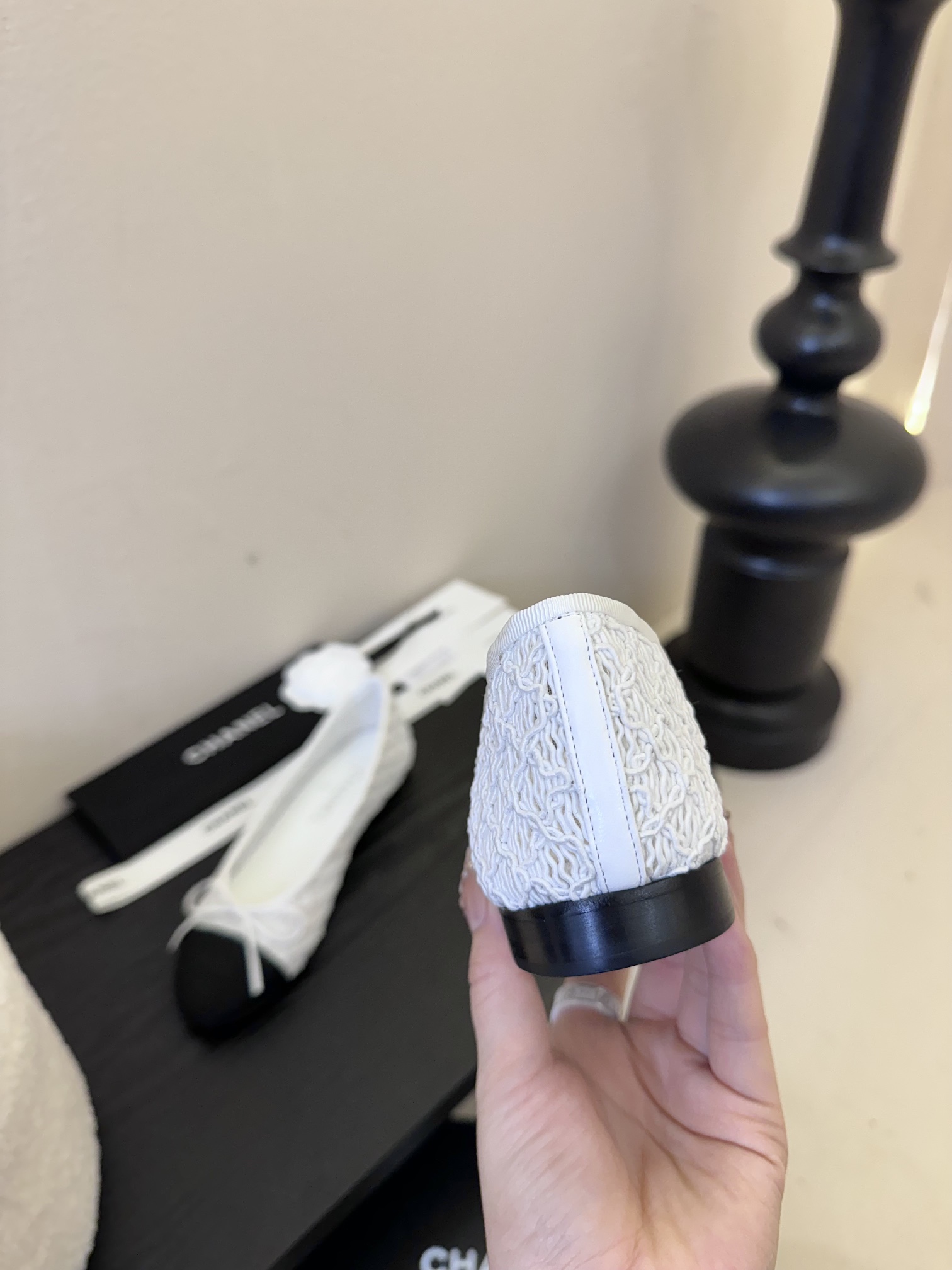 
小香新品
蝴蝶结芭蕾舞鞋 
原版11复刻 经典中的经典 无论搭配裤装还是裙装都是完美  小圆头的设计很