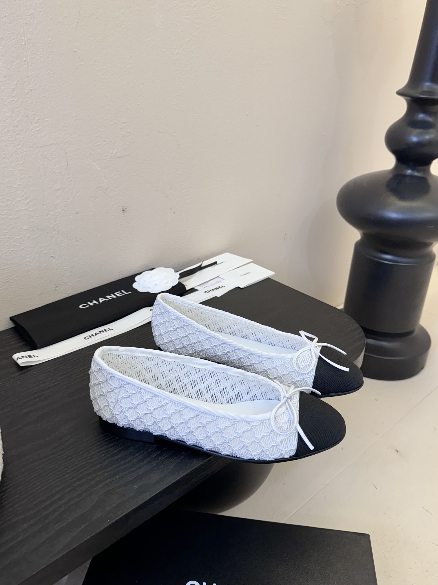 
小香新品
蝴蝶结芭蕾舞鞋 
原版11复刻 经典中的经典 无论搭配裤装还是裙装都是完美  小圆头的设计很