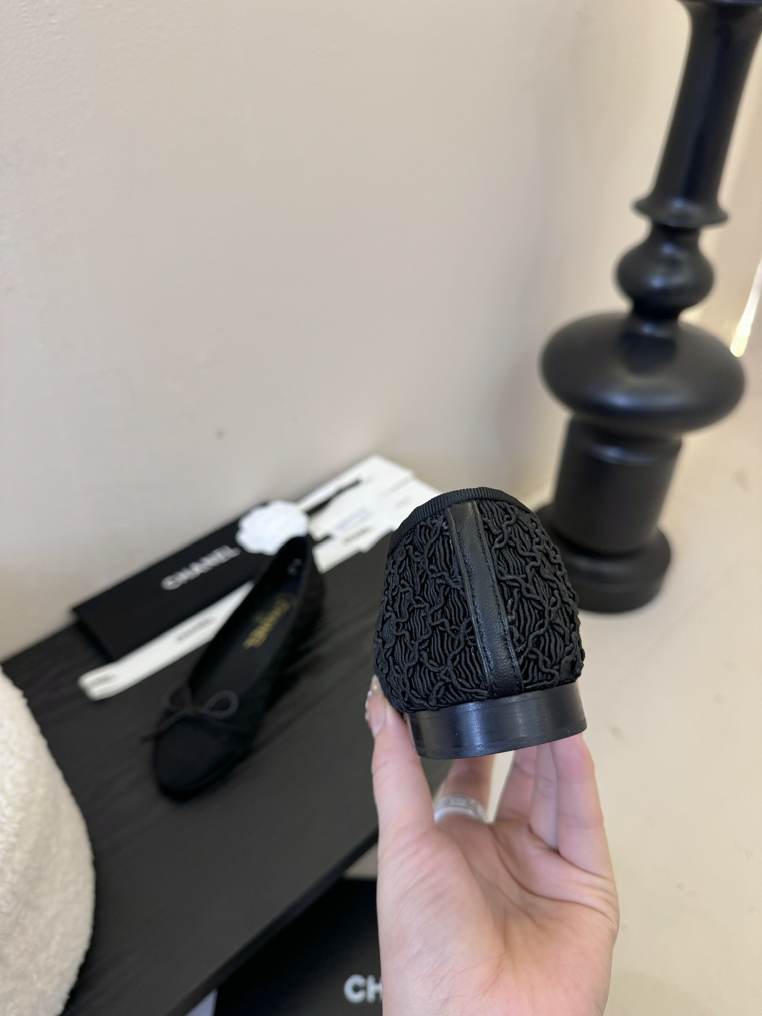 
小香新品
蝴蝶结芭蕾舞鞋 
原版11复刻 经典中的经典 无论搭配裤装还是裙装都是完美  小圆头的设计很