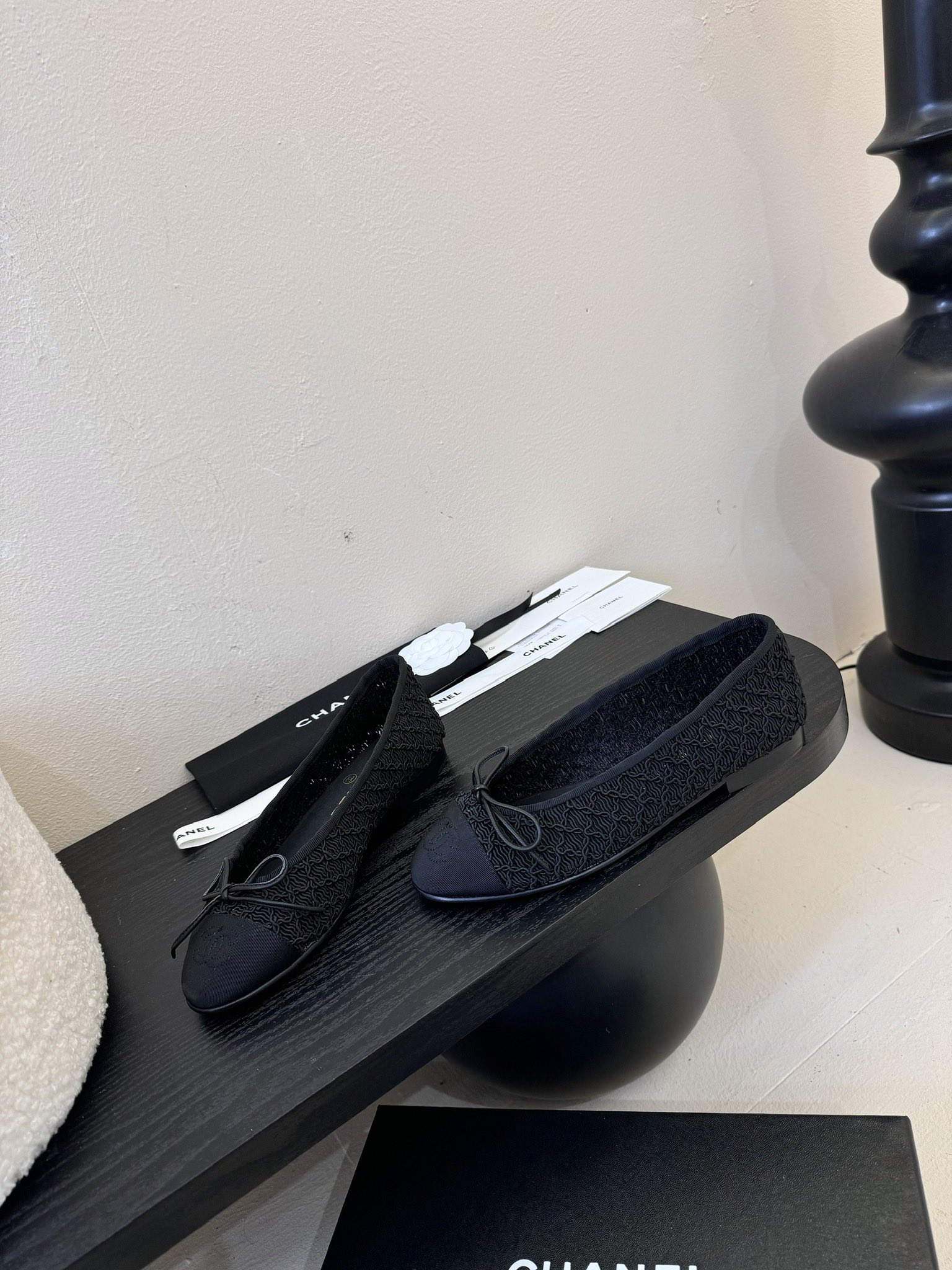 
小香新品
蝴蝶结芭蕾舞鞋 
原版11复刻 经典中的经典 无论搭配裤装还是裙装都是完美  小圆头的设计很