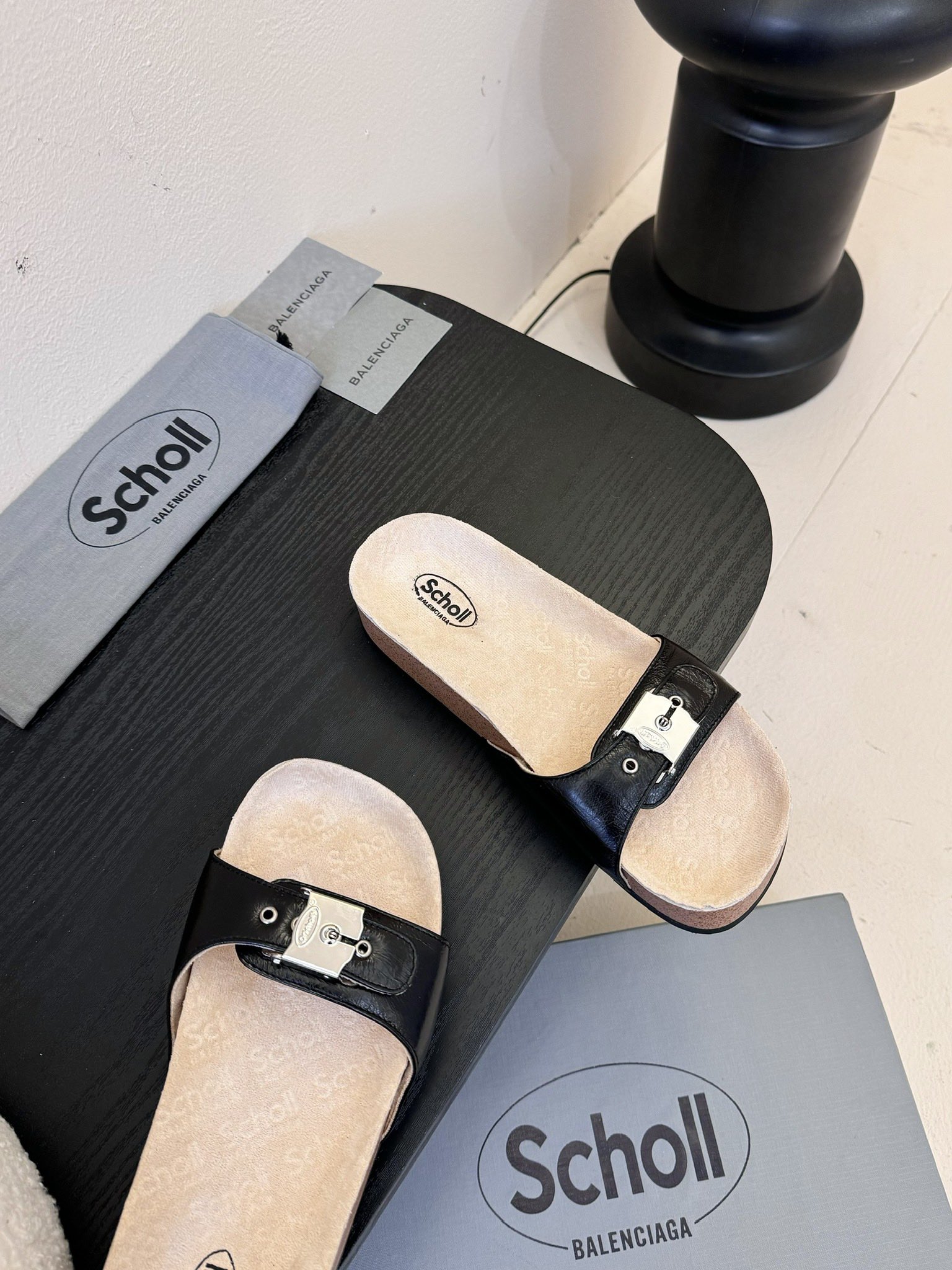 
| ²⁰²5 𝐬𝐬 🤍🤎 巴黎世家联名Scholl拖鞋新品🆕
正品购入开发、完美复刻一比一做法、经典的