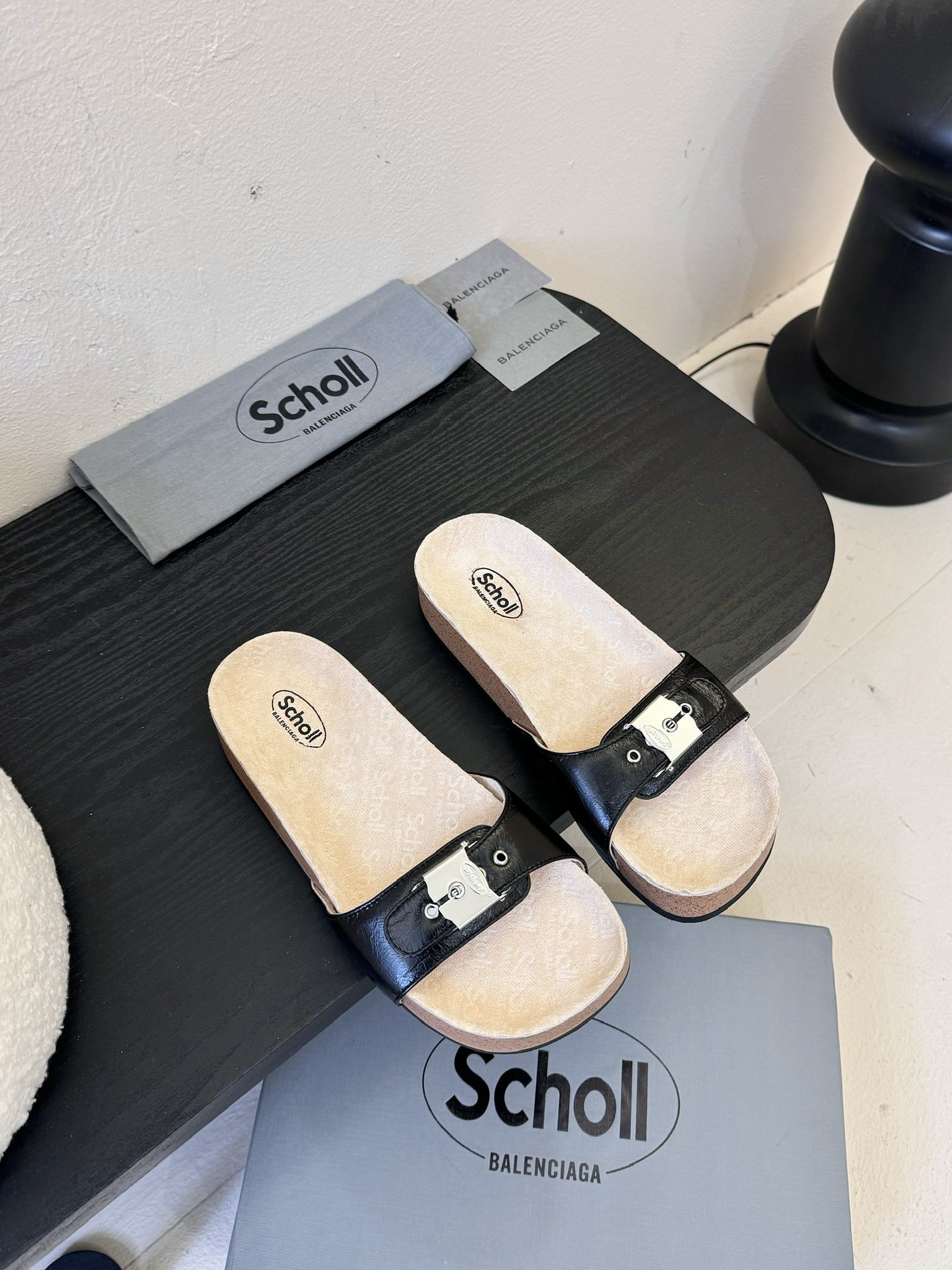 
| ²⁰²5 𝐬𝐬 🤍🤎 巴黎世家联名Scholl拖鞋新品🆕
正品购入开发、完美复刻一比一做法、经典的