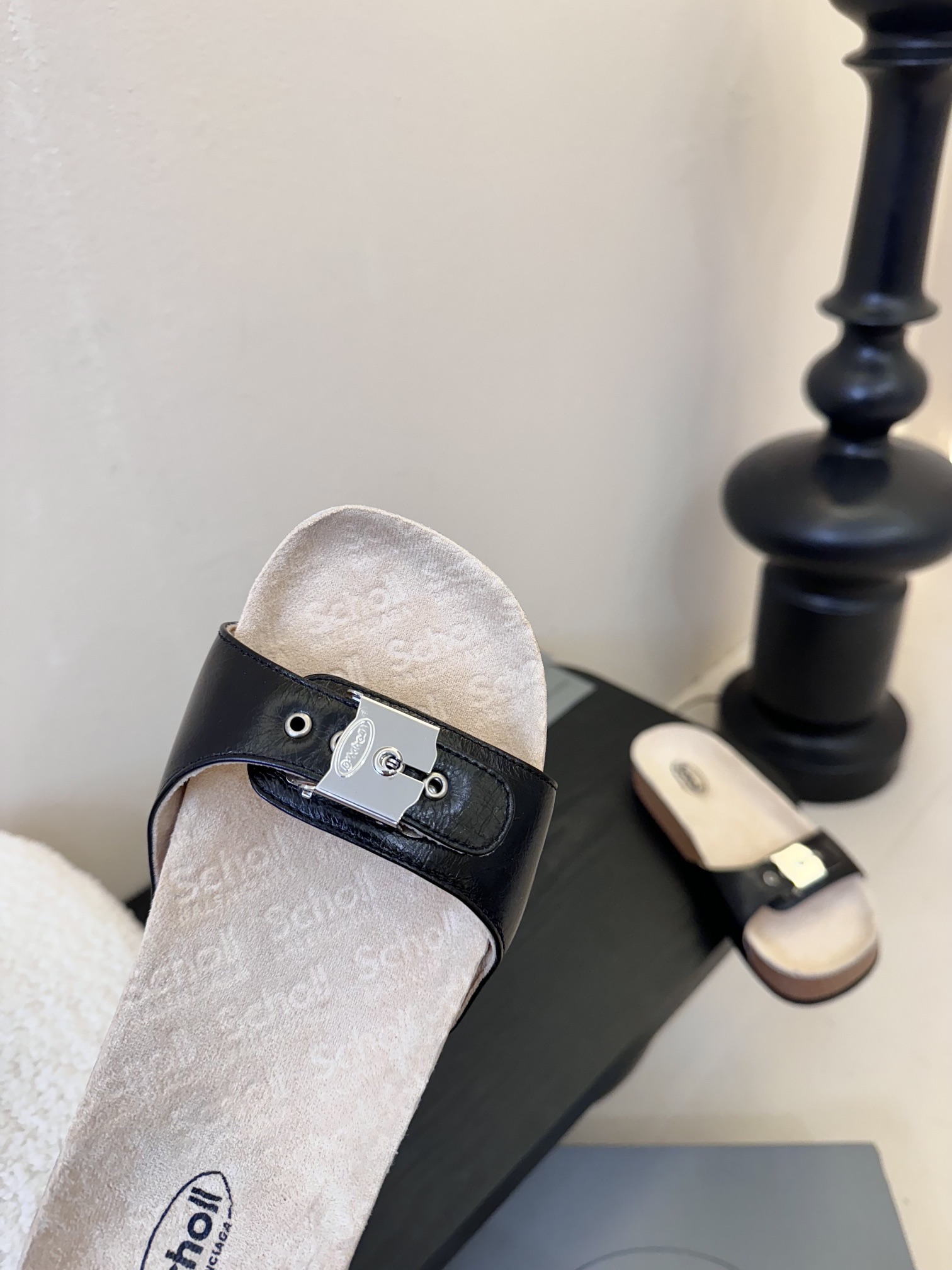 
| ²⁰²5 𝐬𝐬 🤍🤎 巴黎世家联名Scholl拖鞋新品🆕
正品购入开发、完美复刻一比一做法、经典的