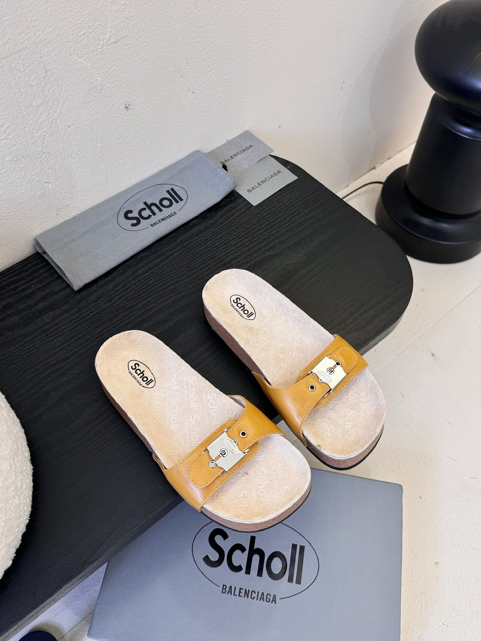 
| ²⁰²5 𝐬𝐬 🤍🤎 巴黎世家联名Scholl拖鞋新品🆕
正品购入开发、完美复刻一比一做法、经典的