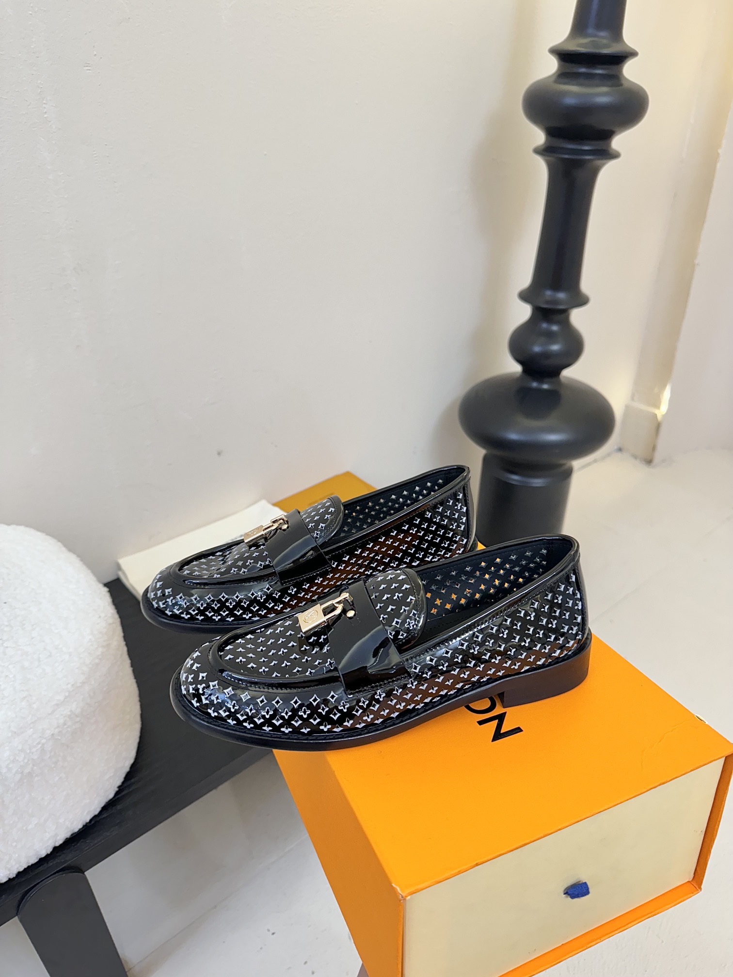 
    | ²⁰²5𝐬𝐬 🤍🤎
  LV 路易威登25/s早春走秀专柜最新🆕镂空牛皮厚底乐福系列！代购