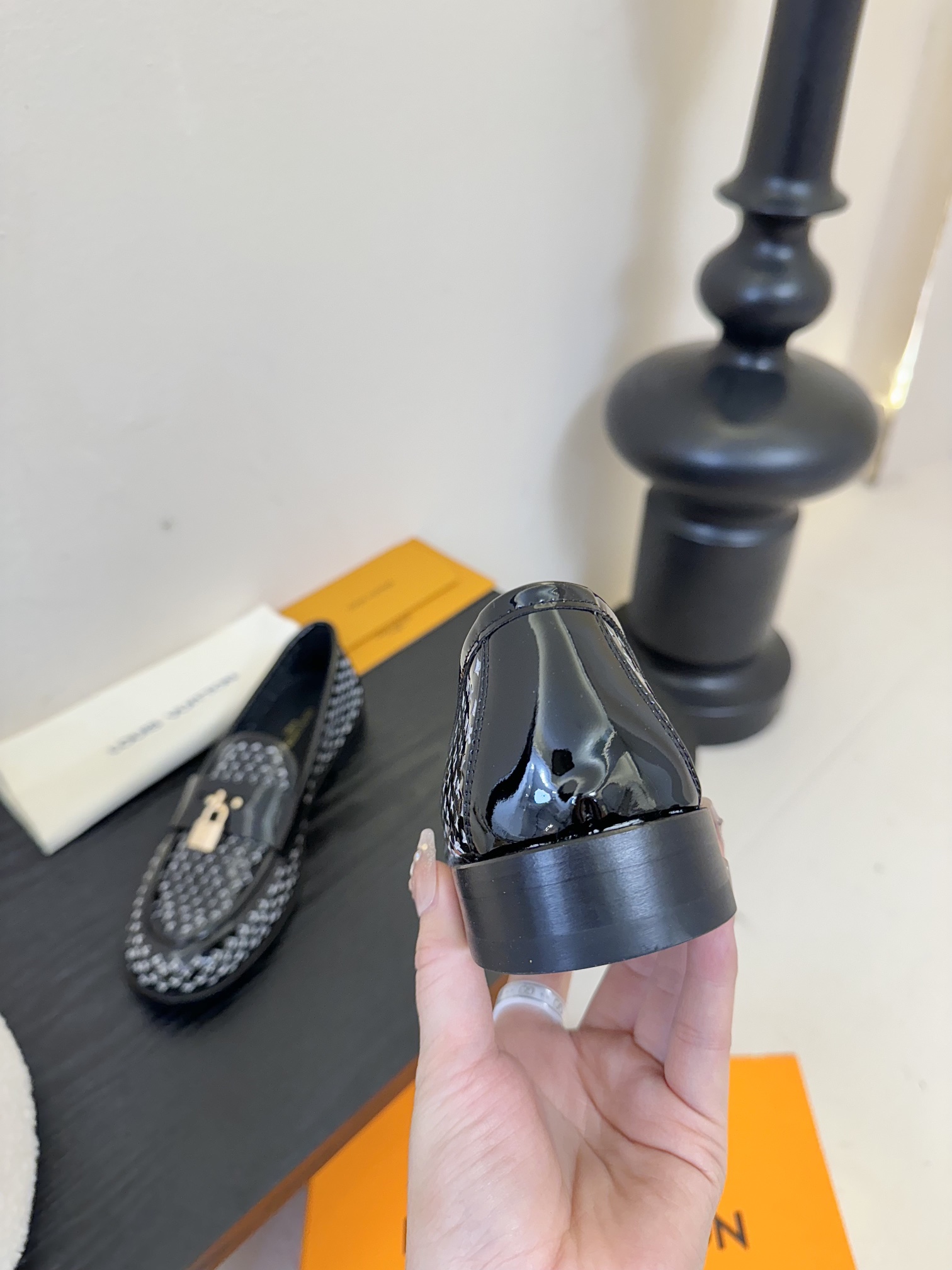 
    | ²⁰²5𝐬𝐬 🤍🤎
  LV 路易威登25/s早春走秀专柜最新🆕镂空牛皮厚底乐福系列！代购