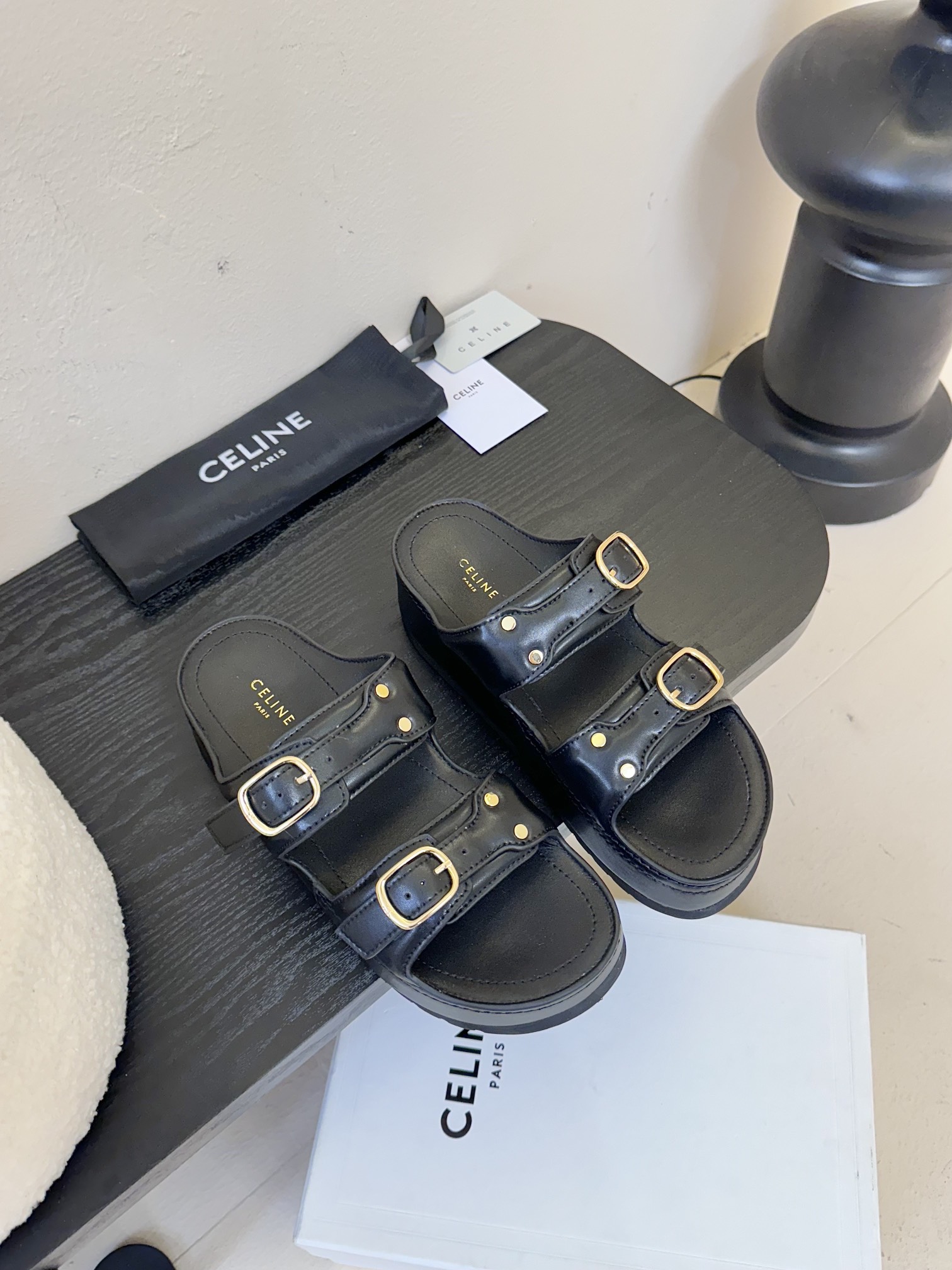 
  Celine 思琳春夏新款厚底凉拖鞋
         25秀款出镜率最高单品复古做旧风格🔥🔥 矮