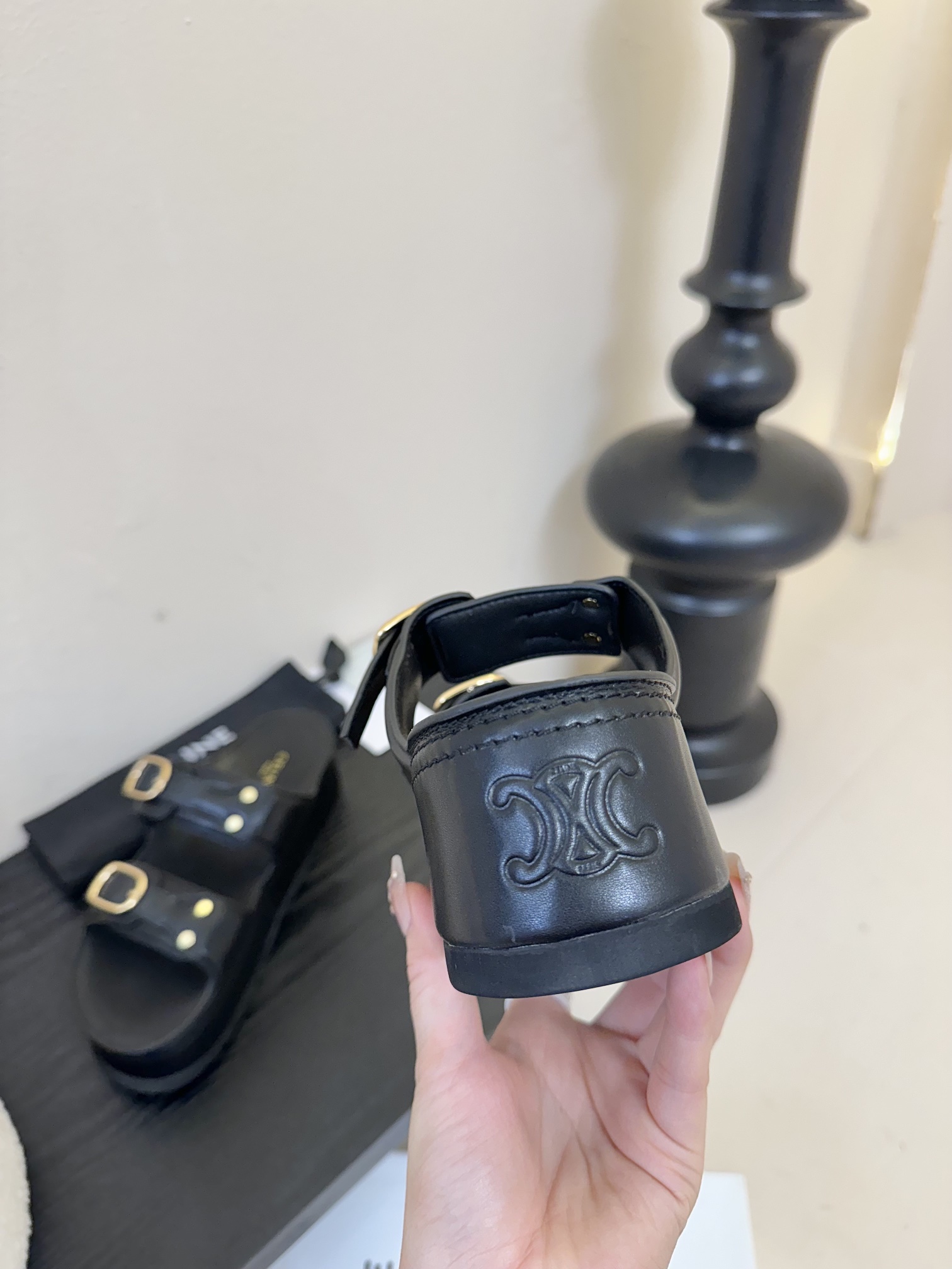 
  Celine 思琳春夏新款厚底凉拖鞋
         25秀款出镜率最高单品复古做旧风格🔥🔥 矮