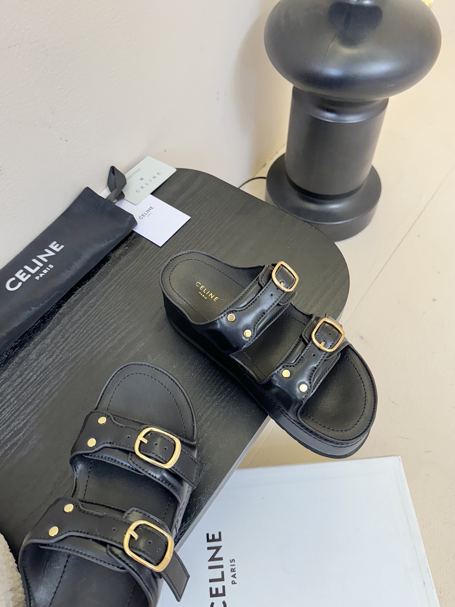 
  Celine 思琳春夏新款厚底凉拖鞋
         25秀款出镜率最高单品复古做旧风格🔥🔥 矮