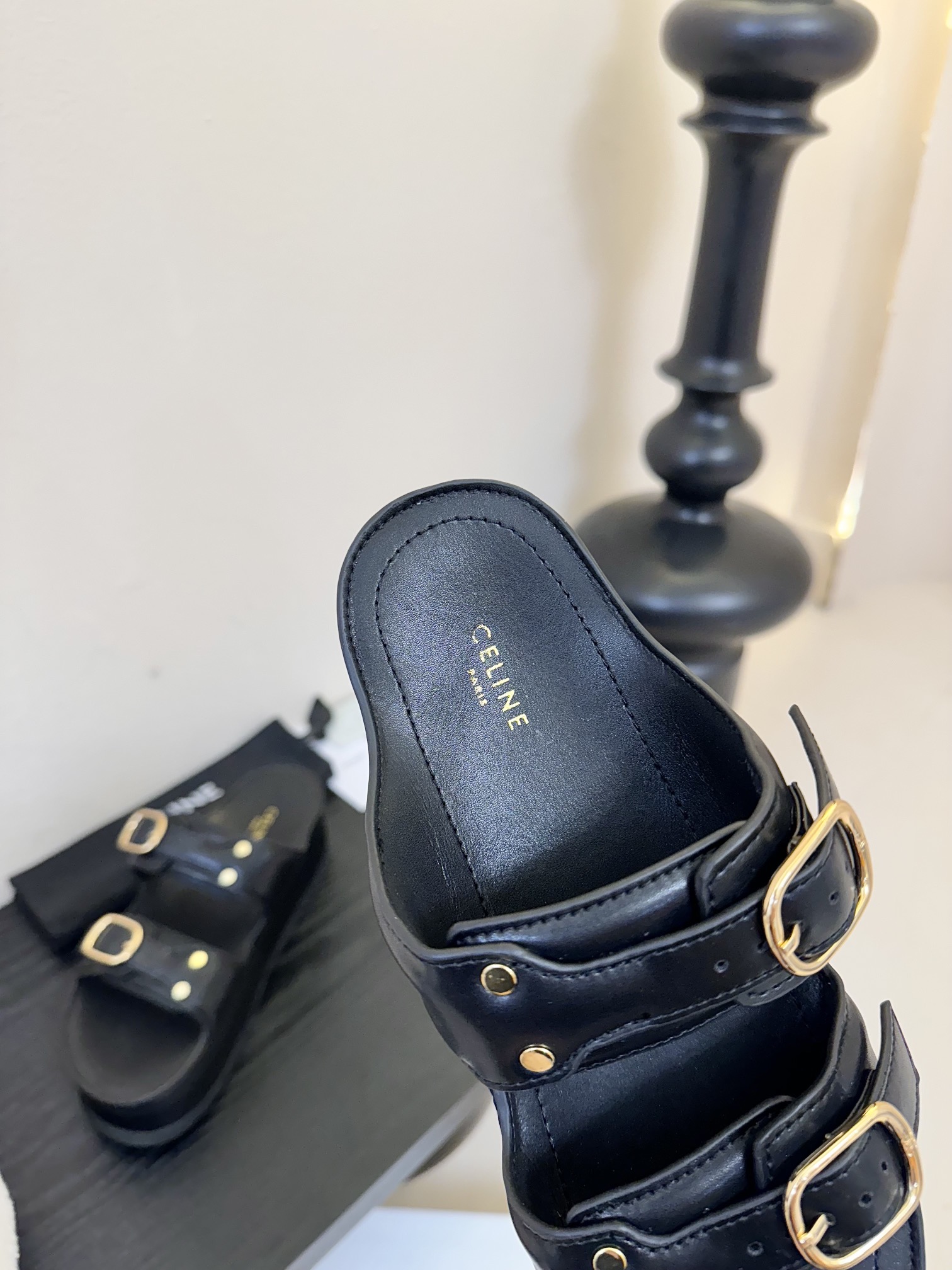 
  Celine 思琳春夏新款厚底凉拖鞋
         25秀款出镜率最高单品复古做旧风格🔥🔥 矮