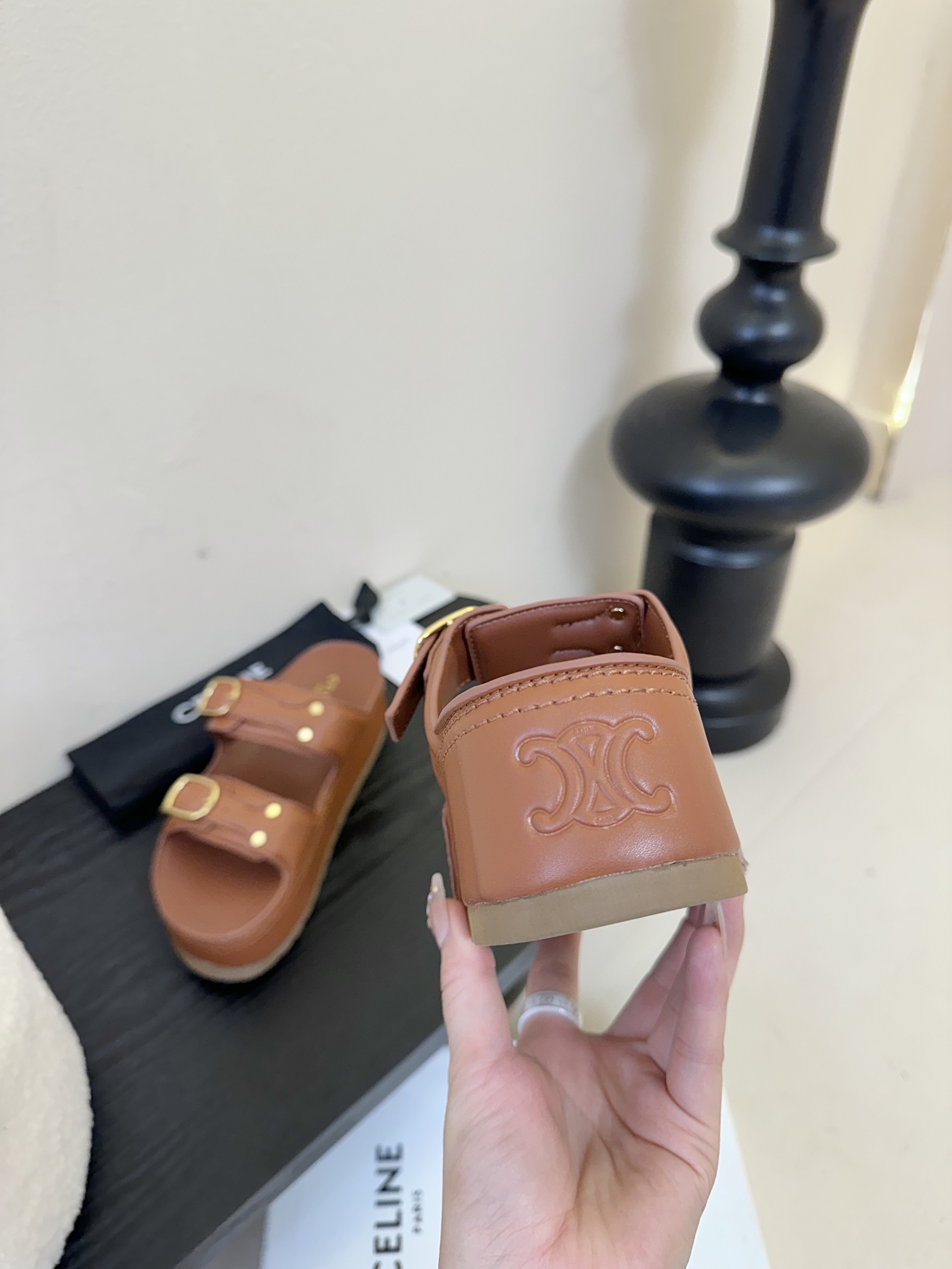 
  Celine 思琳春夏新款厚底凉拖鞋
         25秀款出镜率最高单品复古做旧风格🔥🔥 矮