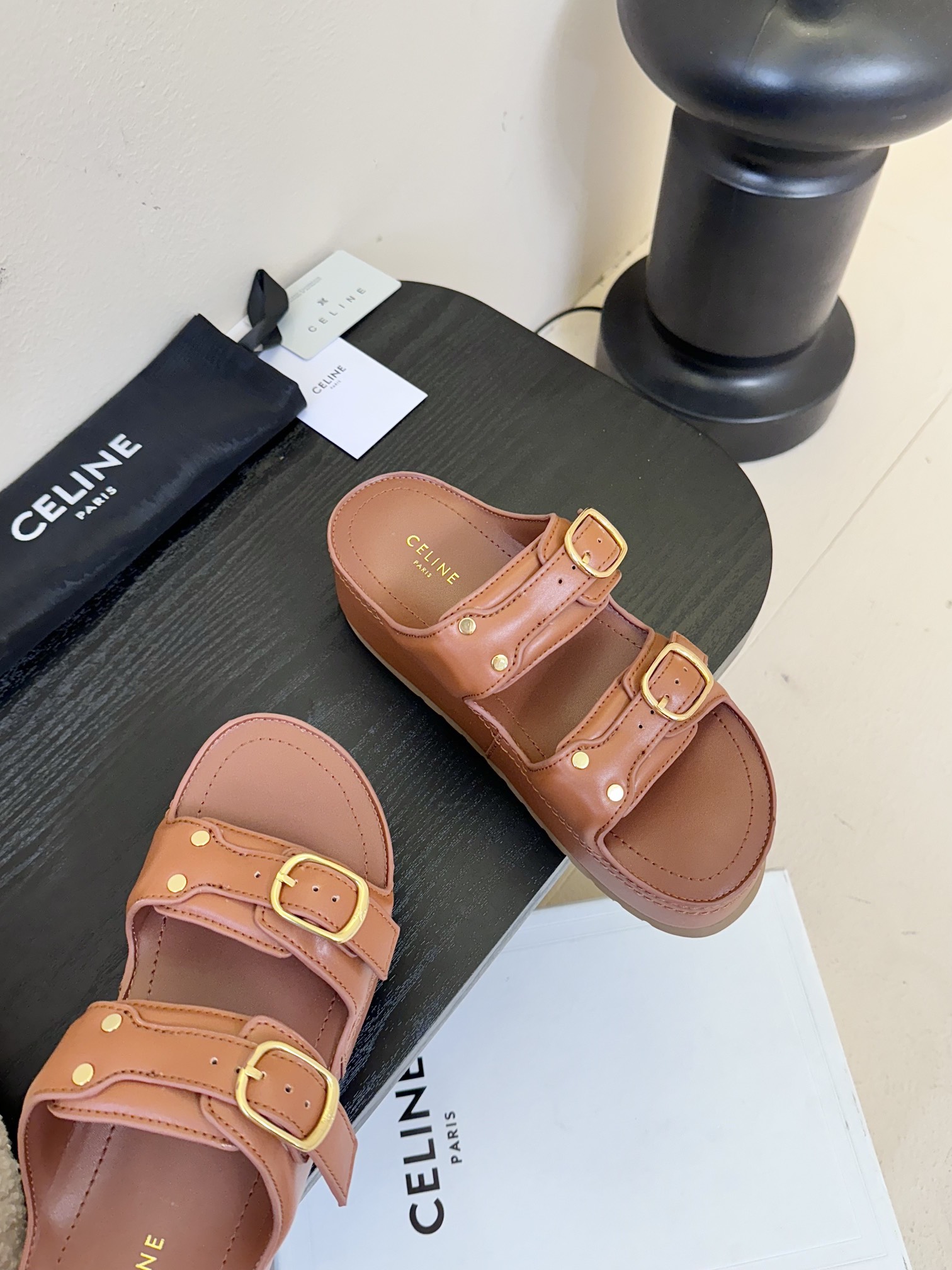 
  Celine 思琳春夏新款厚底凉拖鞋
         25秀款出镜率最高单品复古做旧风格🔥🔥 矮