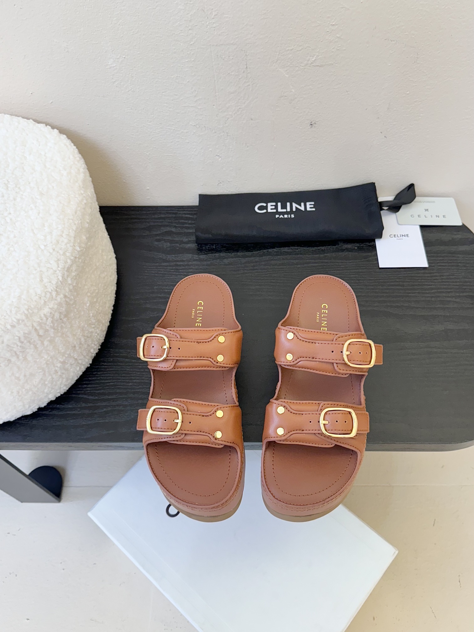 
  Celine 思琳春夏新款厚底凉拖鞋
         25秀款出镜率最高单品复古做旧风格🔥🔥 矮