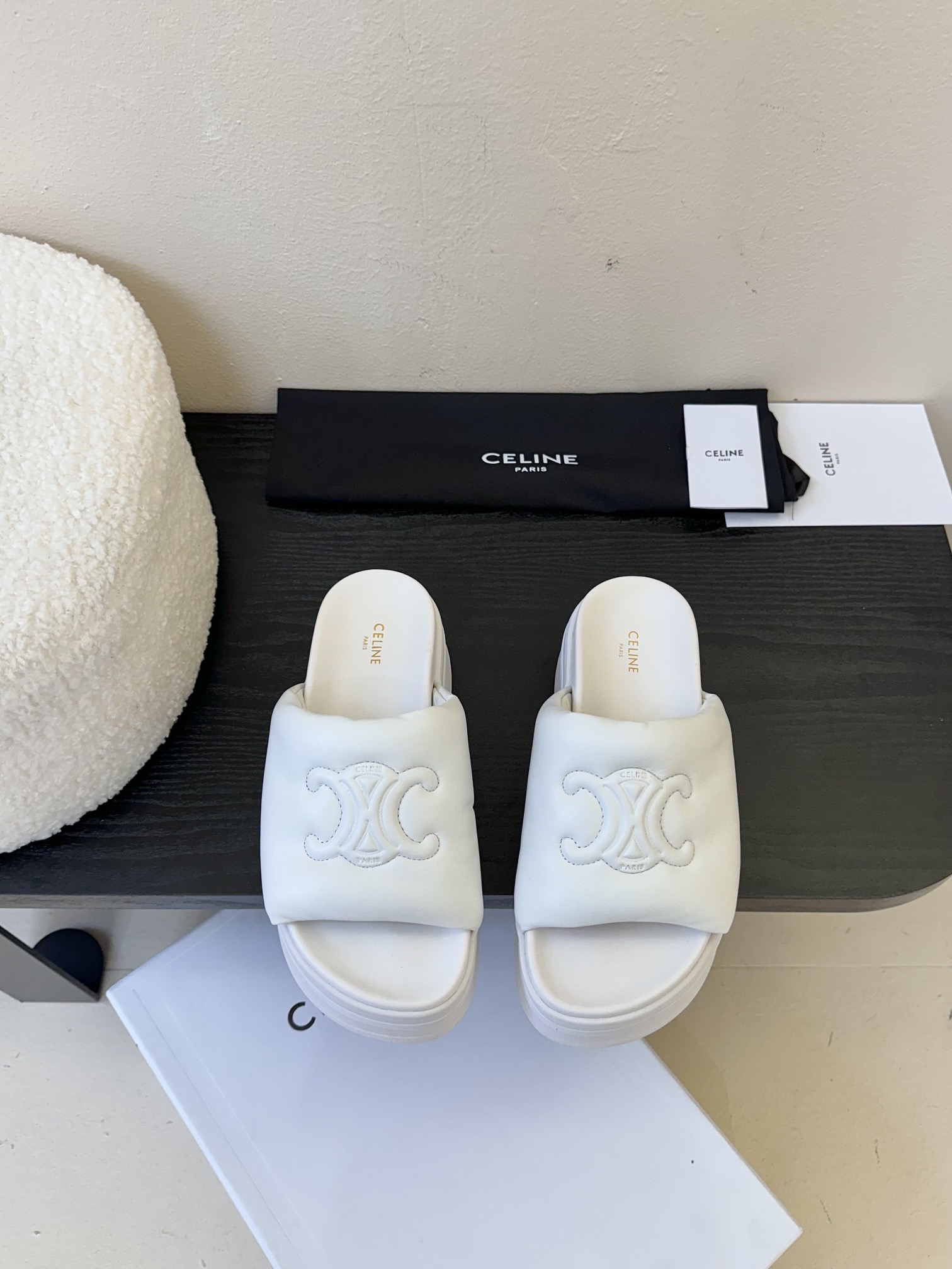 
  Celine 思琳春夏新款厚底凉拖鞋
是继去年织带凉鞋鞋之后的又一款爆款杰作🔥🔥 矮个子的福音 穿