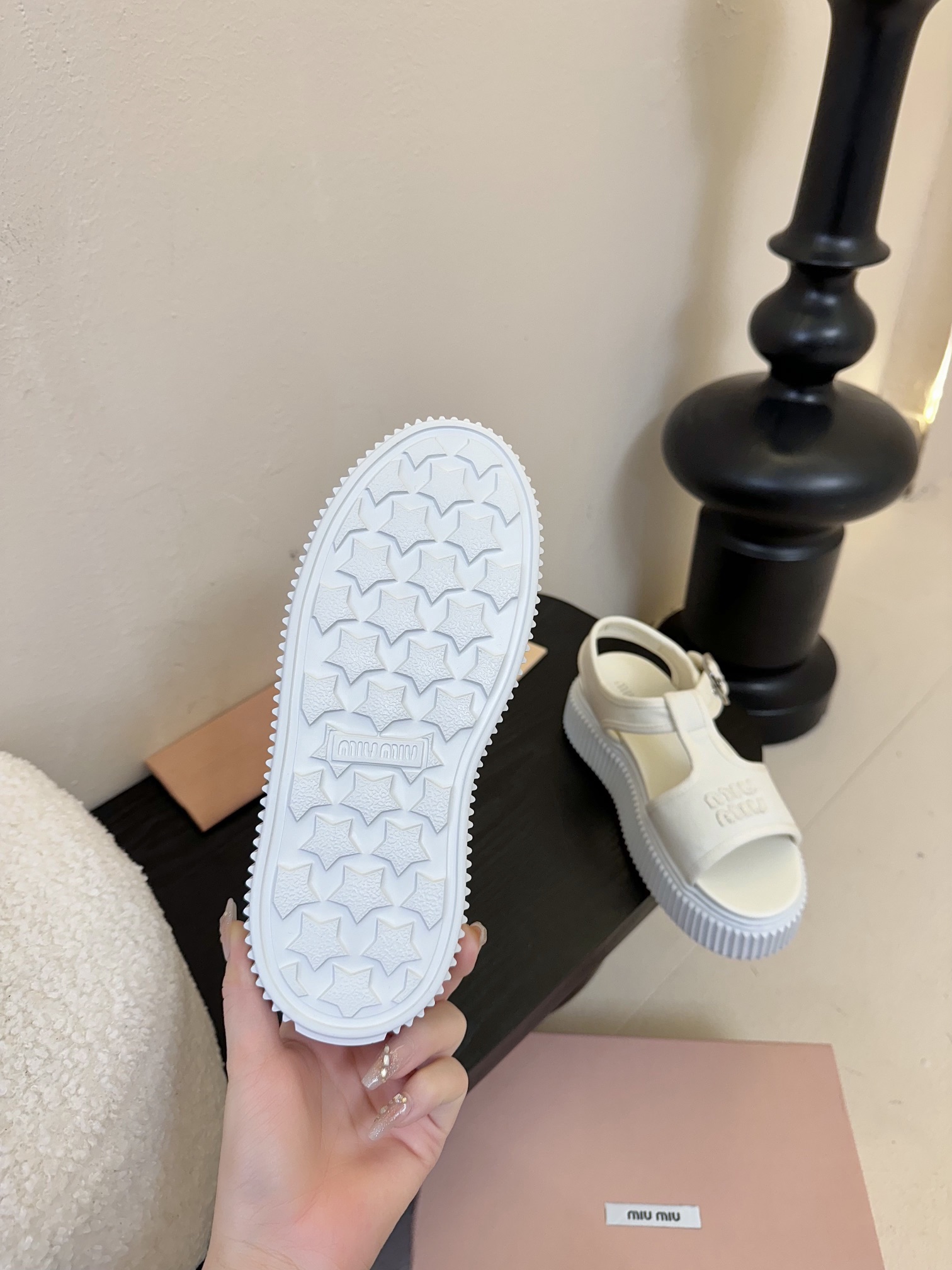 
MiuMiu缪缪春夏走秀款饼干凉鞋，厚底鞋

简约的运动板鞋设计，极具辨识度的鞋舌，打造佛系甜美的休闲