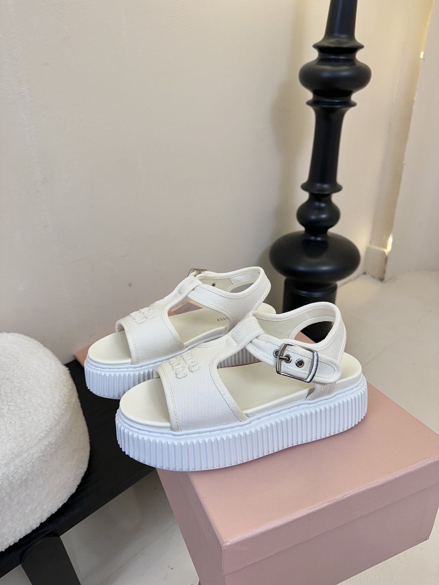 
MiuMiu缪缪春夏走秀款饼干凉鞋，厚底鞋

简约的运动板鞋设计，极具辨识度的鞋舌，打造佛系甜美的休闲