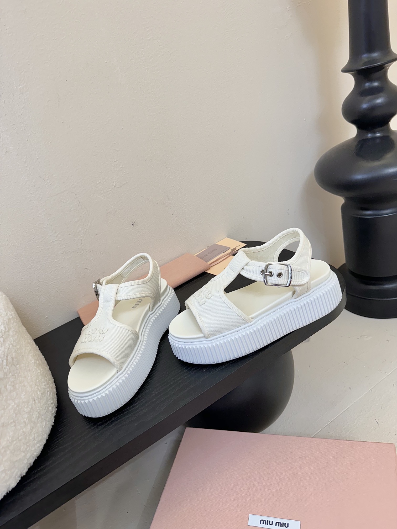 
MiuMiu缪缪春夏走秀款饼干凉鞋，厚底鞋

简约的运动板鞋设计，极具辨识度的鞋舌，打造佛系甜美的休闲