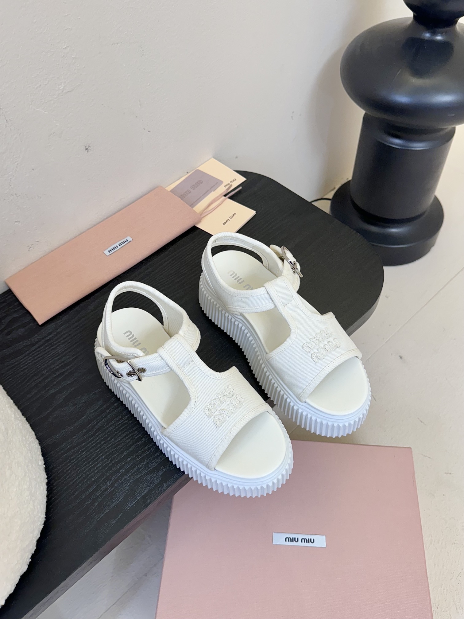 
MiuMiu缪缪春夏走秀款饼干凉鞋，厚底鞋

简约的运动板鞋设计，极具辨识度的鞋舌，打造佛系甜美的休闲