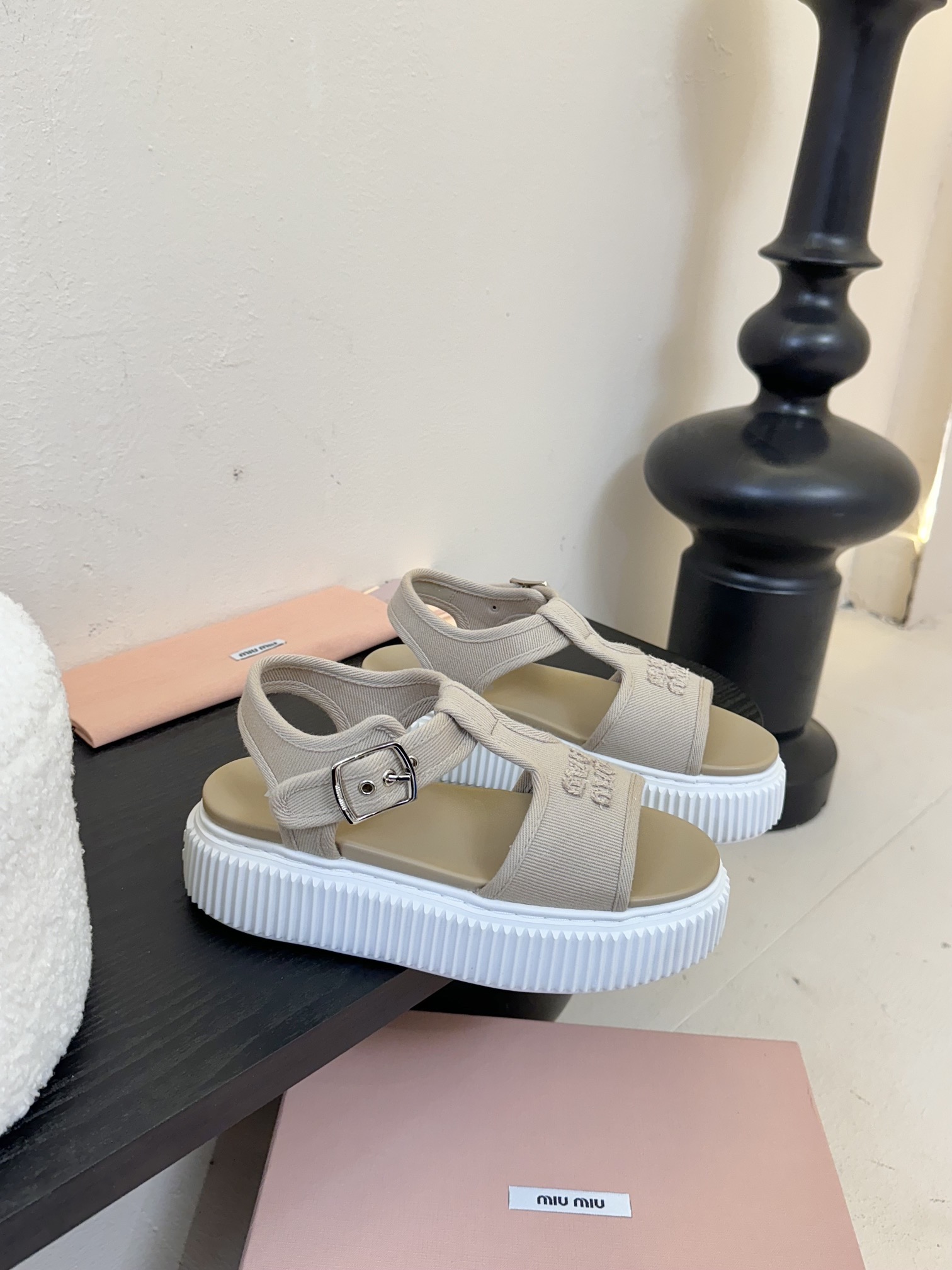 
MiuMiu缪缪春夏走秀款饼干凉鞋，厚底鞋

简约的运动板鞋设计，极具辨识度的鞋舌，打造佛系甜美的休闲