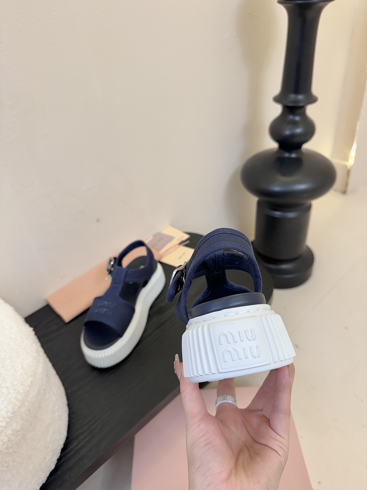 
MiuMiu缪缪春夏走秀款饼干凉鞋，厚底鞋

简约的运动板鞋设计，极具辨识度的鞋舌，打造佛系甜美的休闲