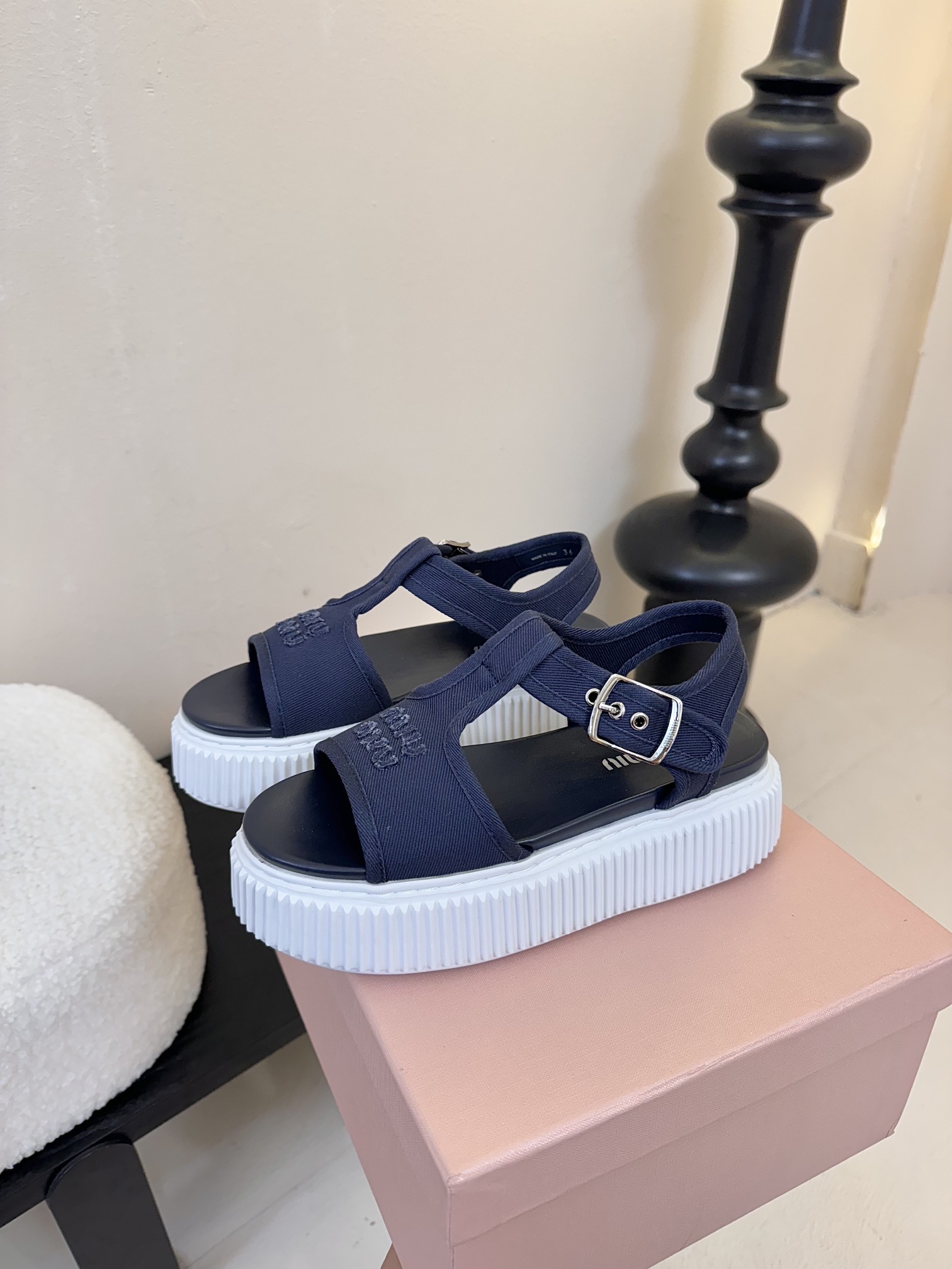 
MiuMiu缪缪春夏走秀款饼干凉鞋，厚底鞋

简约的运动板鞋设计，极具辨识度的鞋舌，打造佛系甜美的休闲