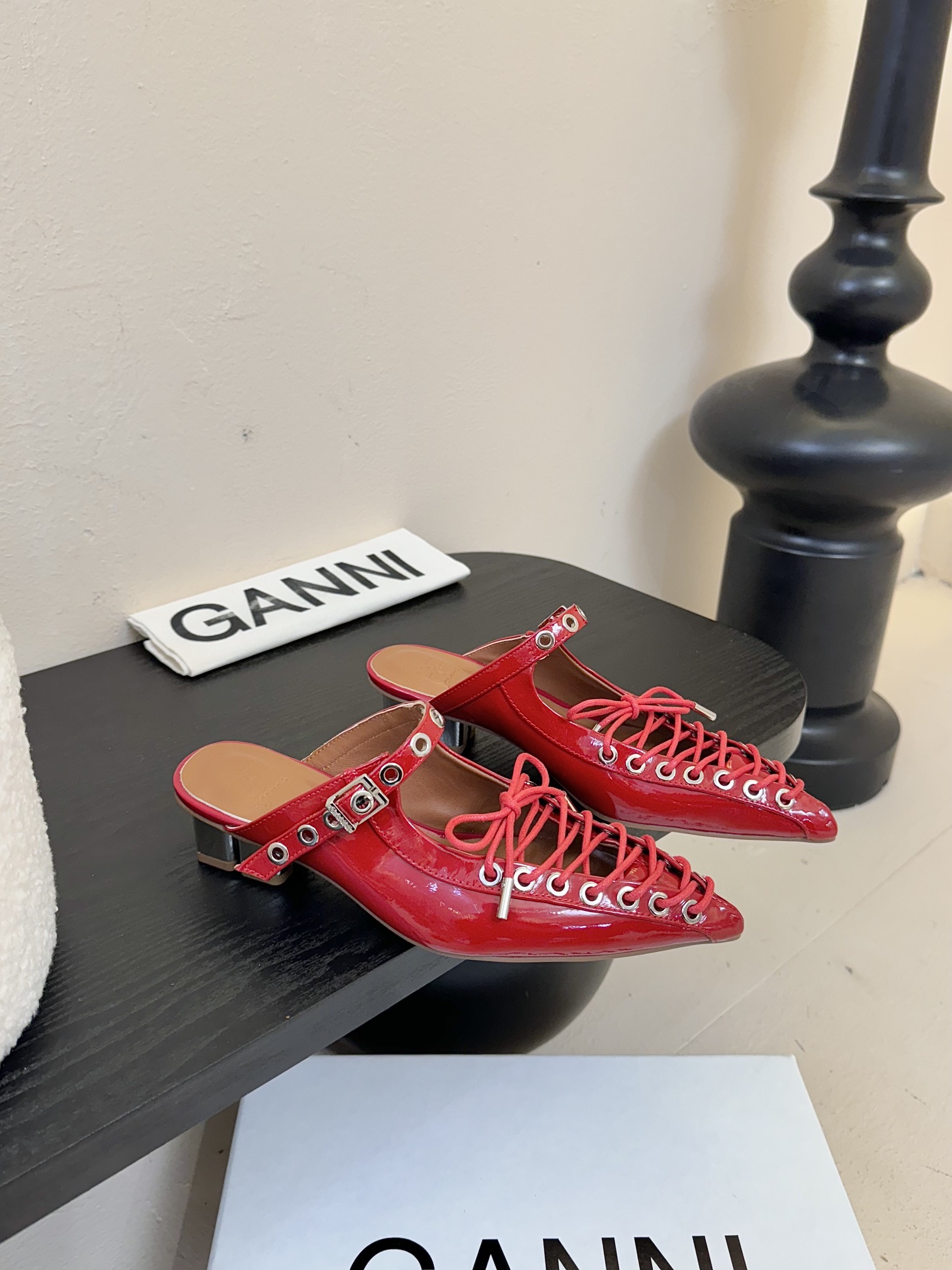 
GANN* 𝟐𝟓𝐀𝐖新品✔️

尖头凉鞋 以漆皮材质焕发动人光泽 尽显摩登格调 交叉绑带搭配金属扣饰 
